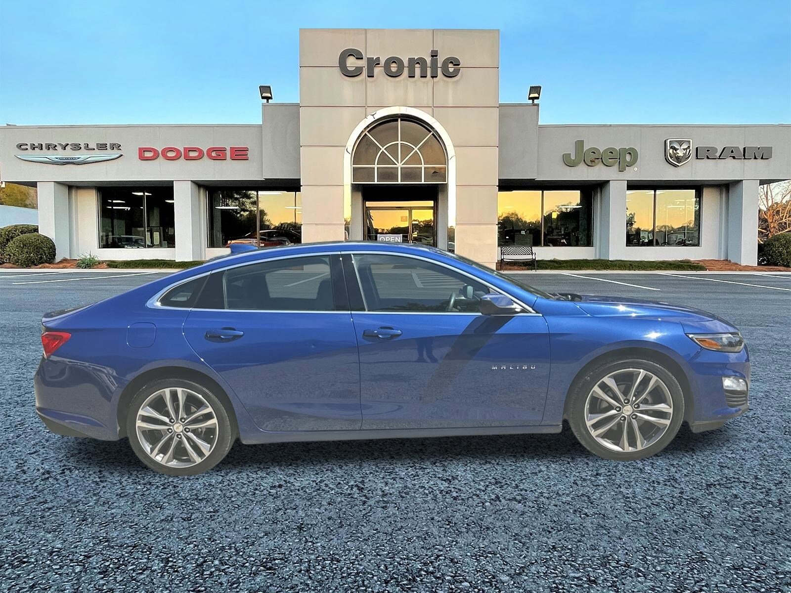 2023 Chevrolet Malibu 1LT photo 2