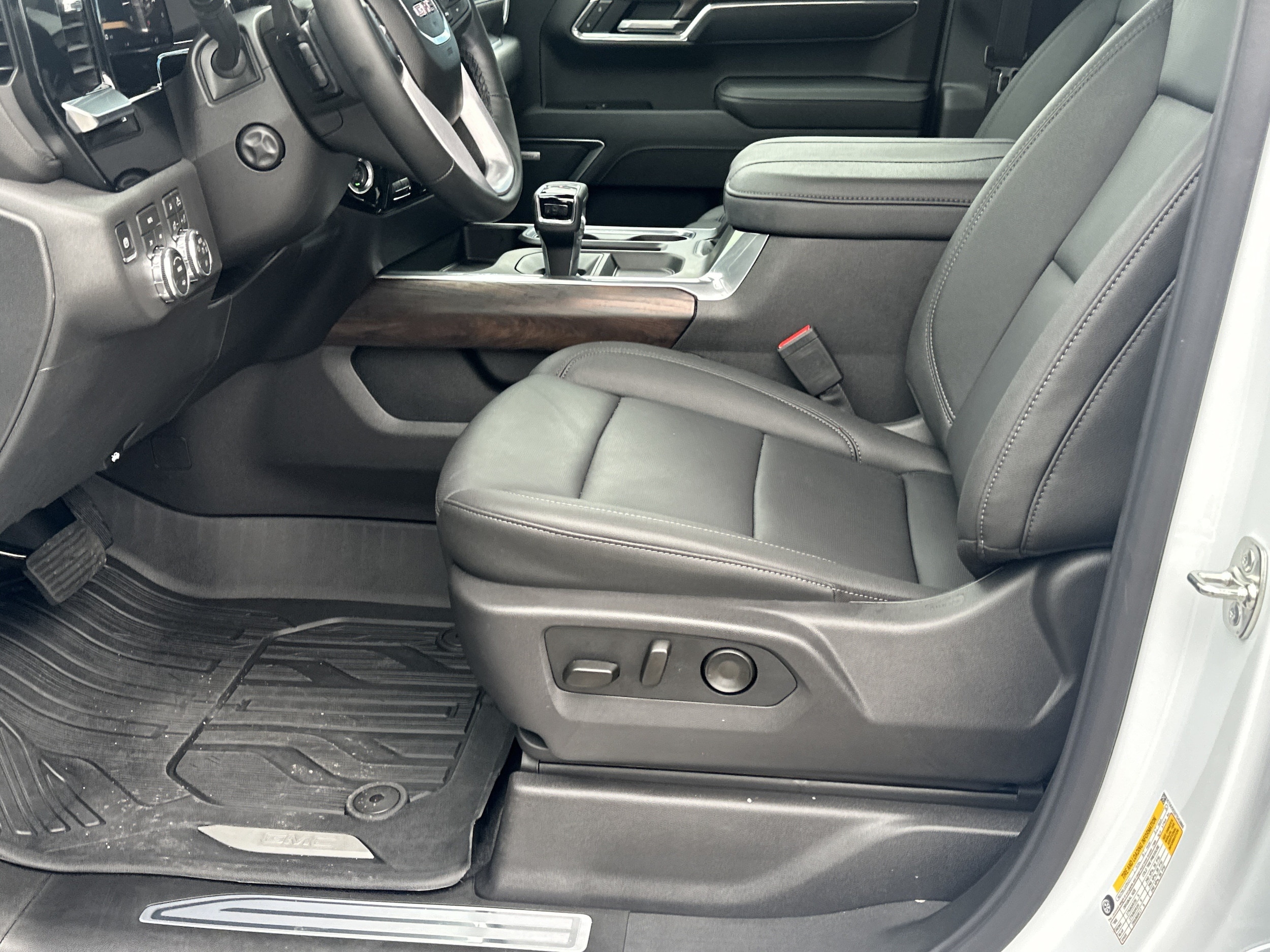 2026 GMC Sierra 1500 SLT - Photo 9