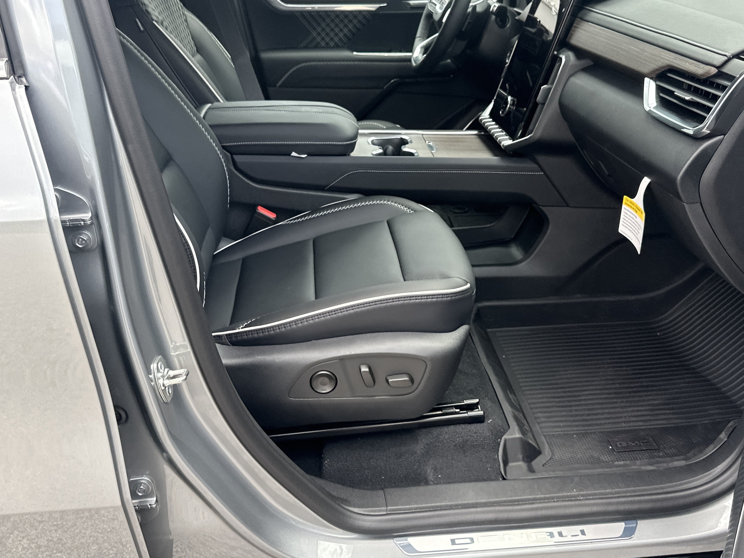 2026 GMC Acadia Denali - Photo 13