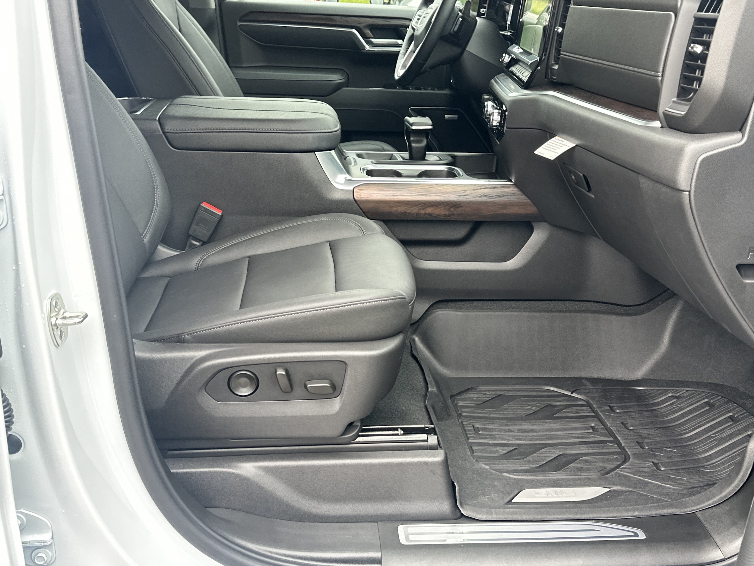 2026 GMC Sierra 1500 SLT - Photo 13