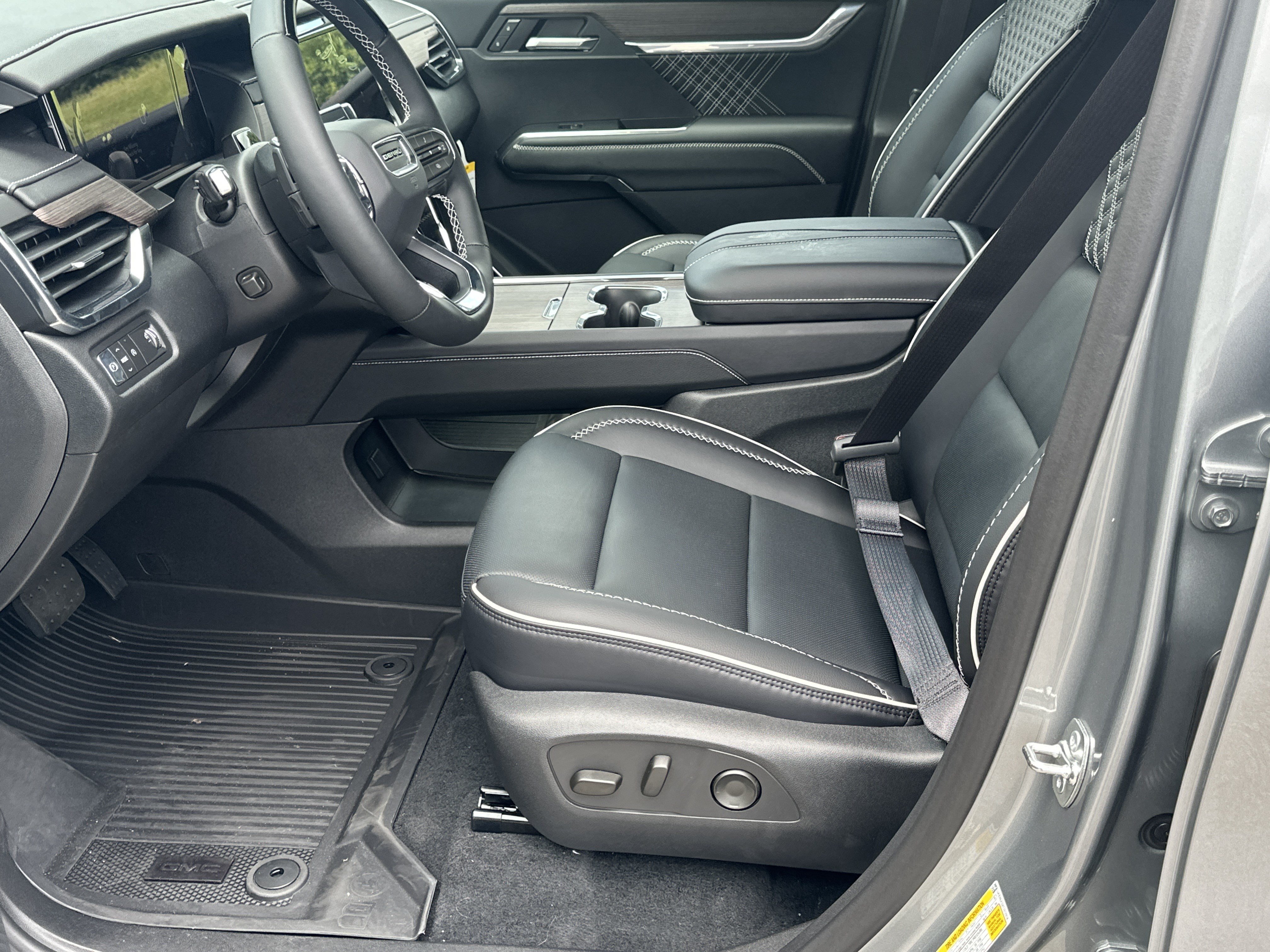 2026 GMC Acadia Denali - Photo 9