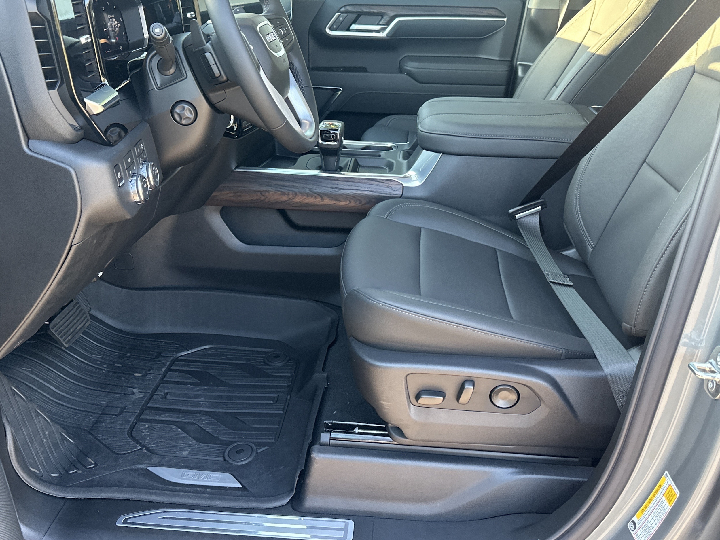 2026 GMC Sierra 1500 SLT - Photo 9