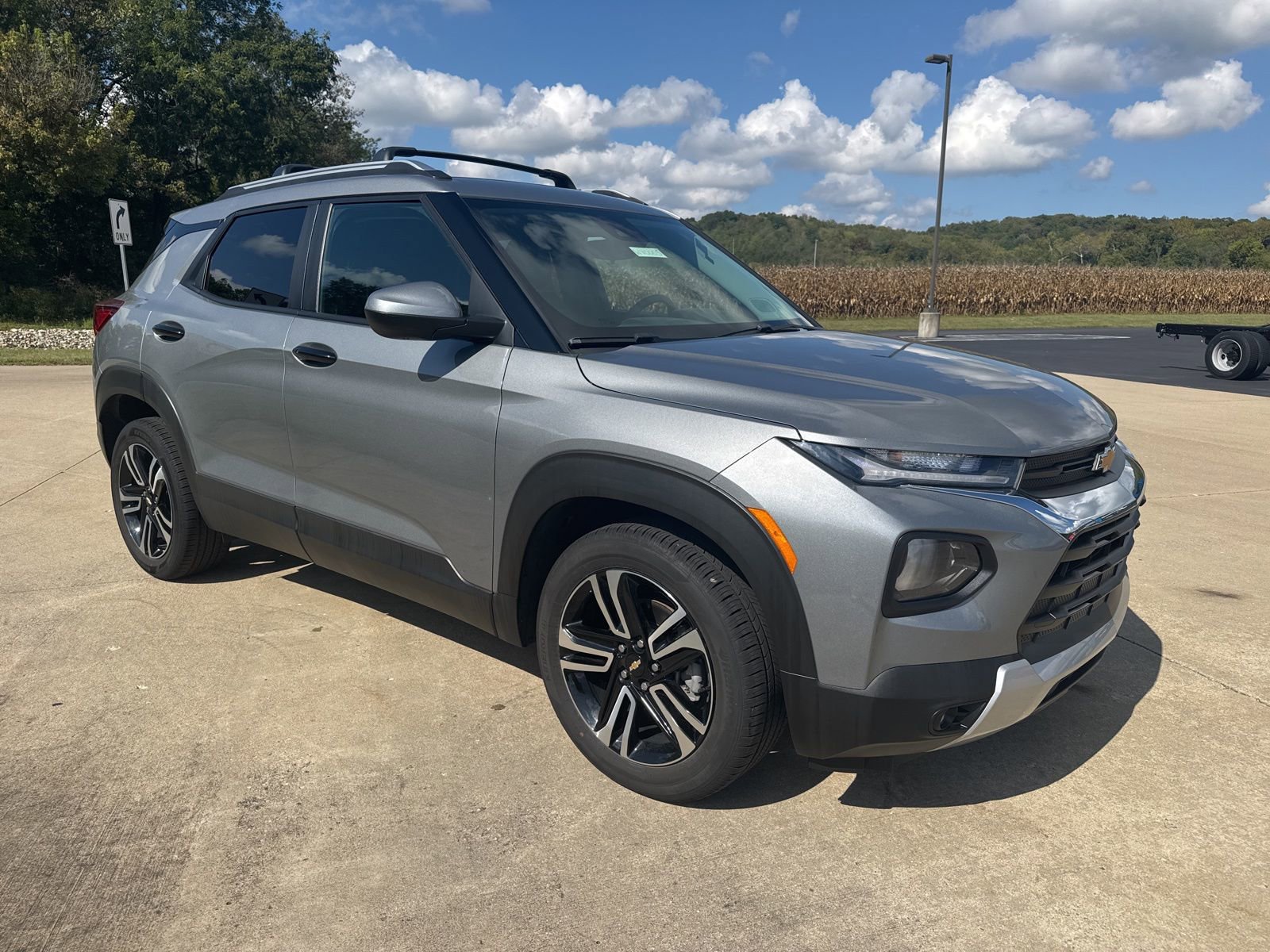 2023 Chevrolet Trailblazer LT photo 2