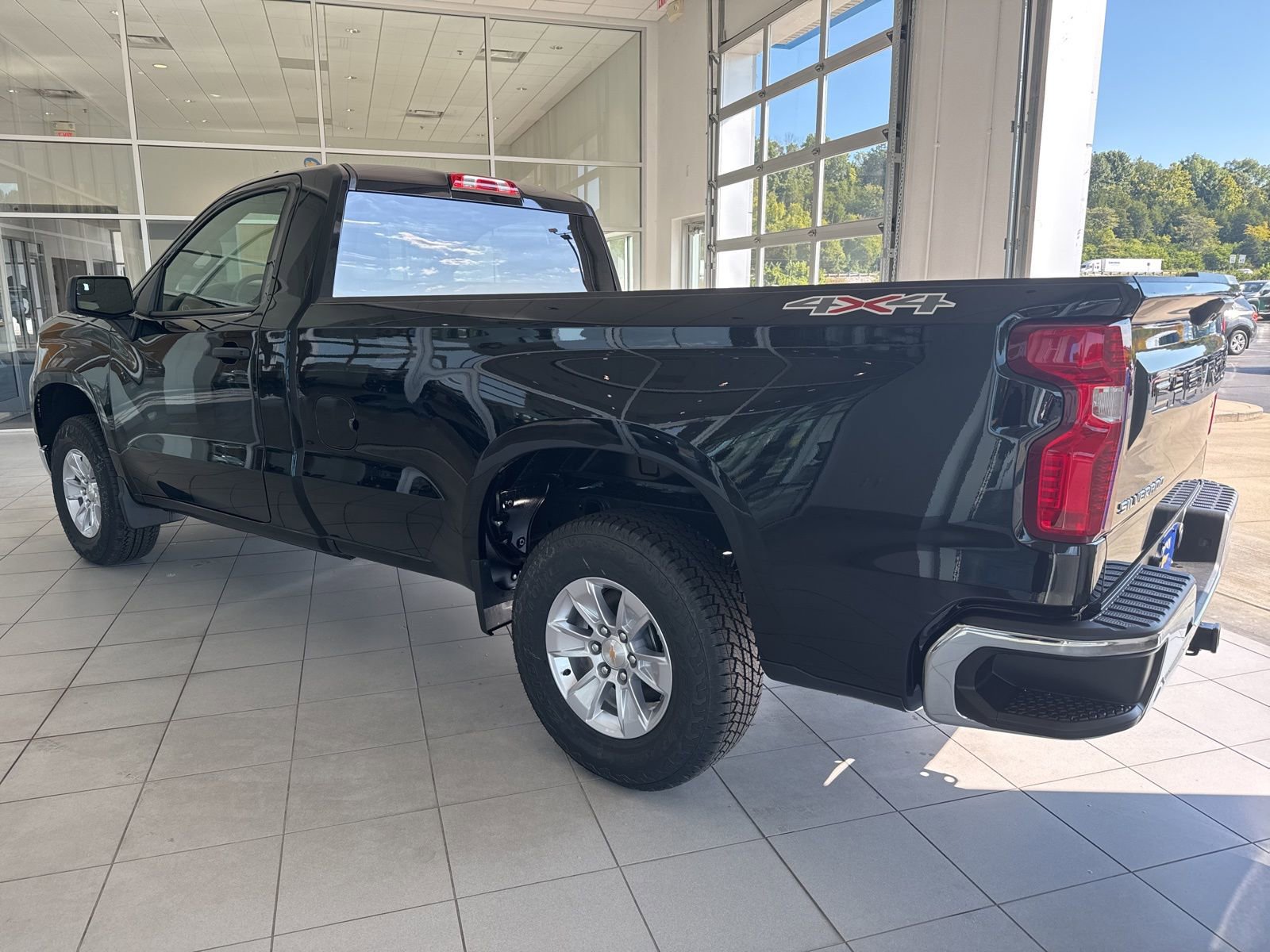 2025 Chevrolet Silverado 1500 photo 3