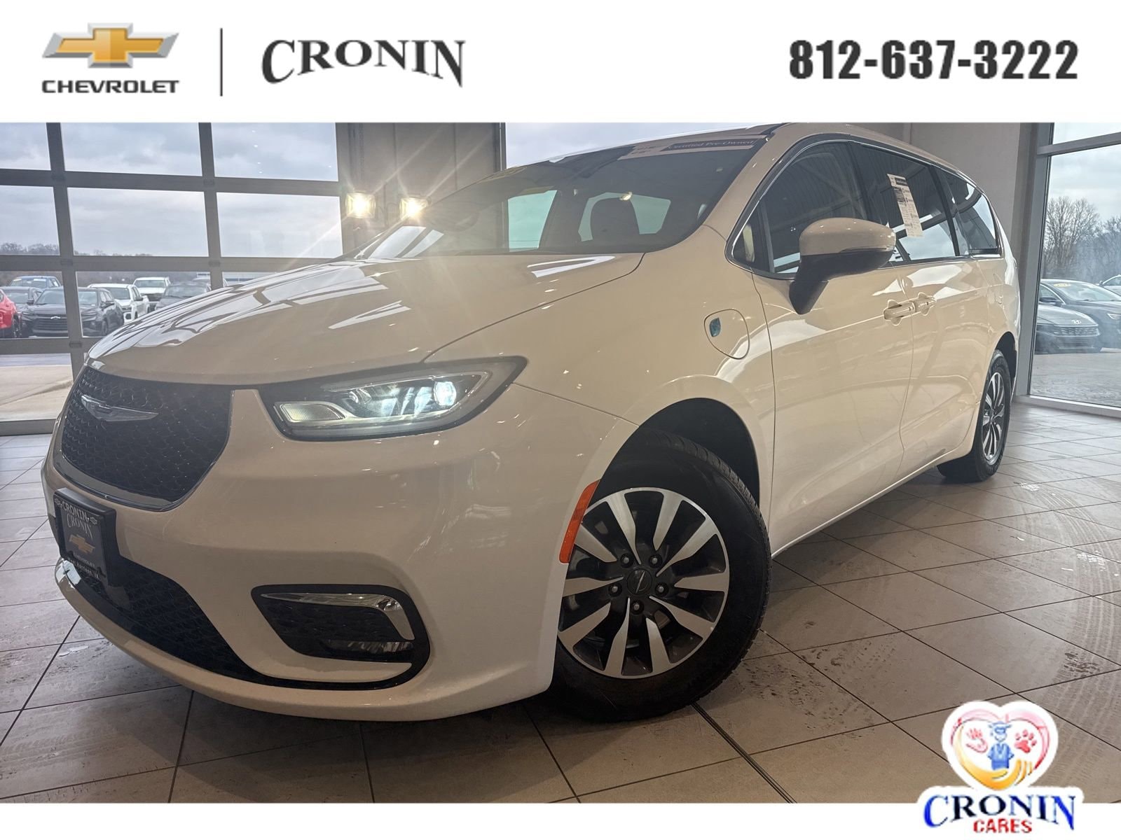 2023 Chrysler Pacifica Hybrid Touring L's photo