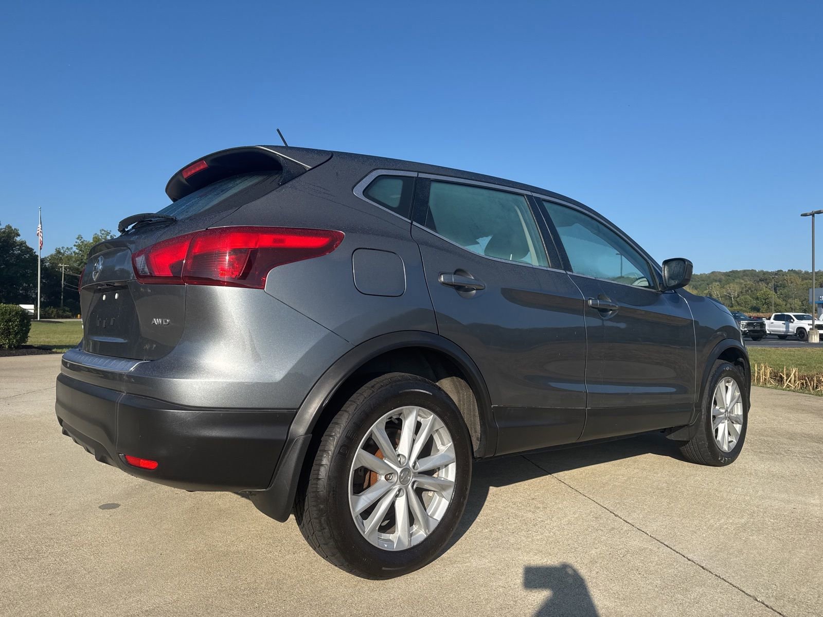 2017 Nissan Rogue Sport S photo 2
