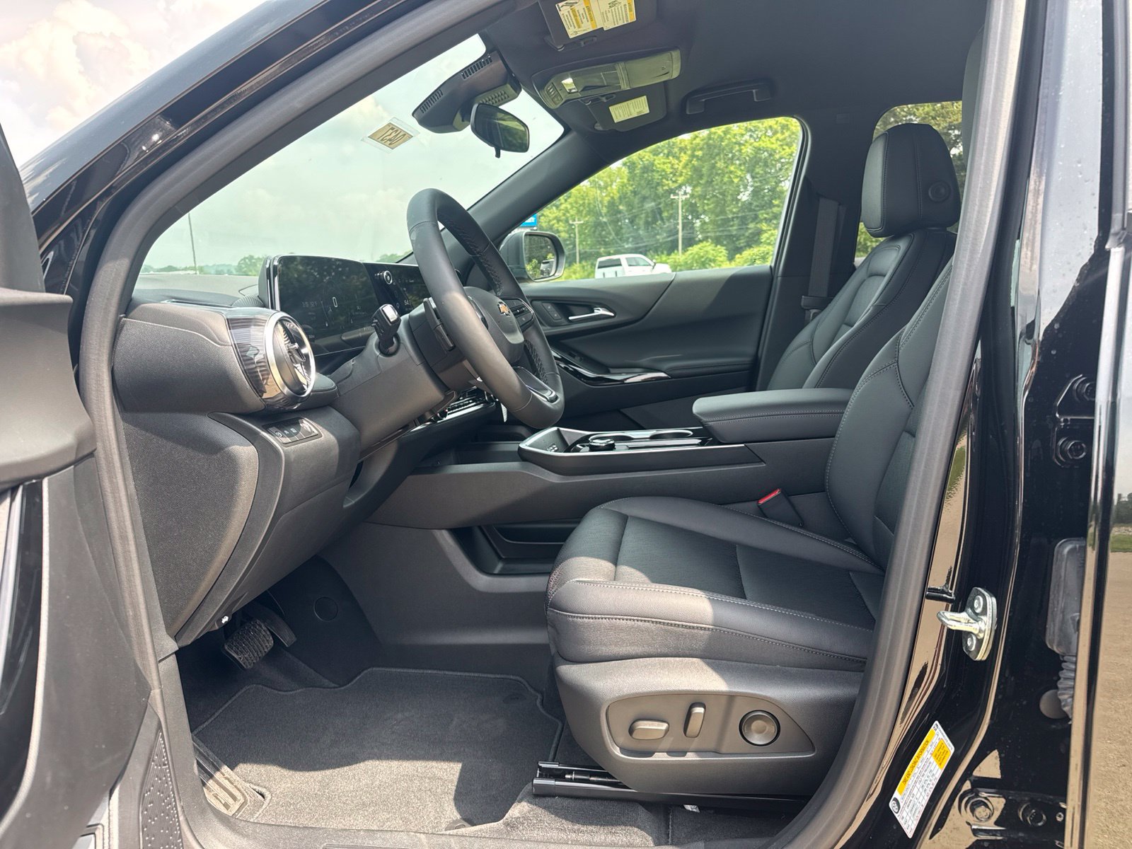 2027 Chevrolet Equinox LT - Photo 17