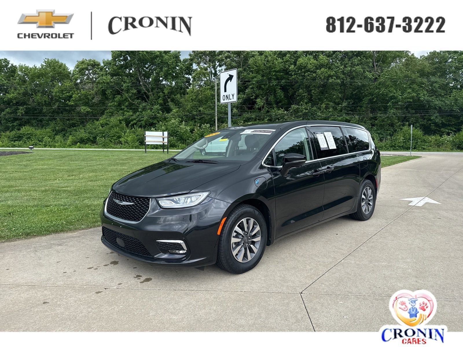 2024 Chrysler Pacifica Hybrid Select PHEV's photo