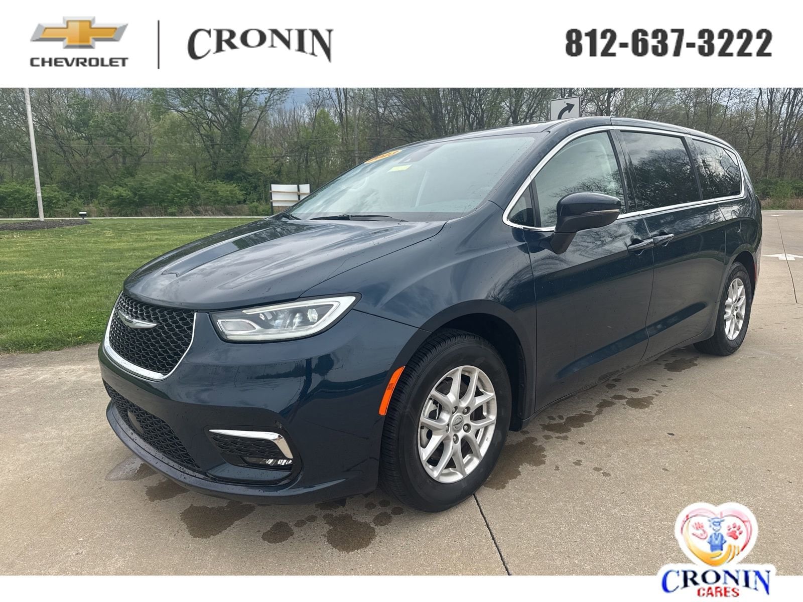 2023 Chrysler Pacifica Touring L's photo