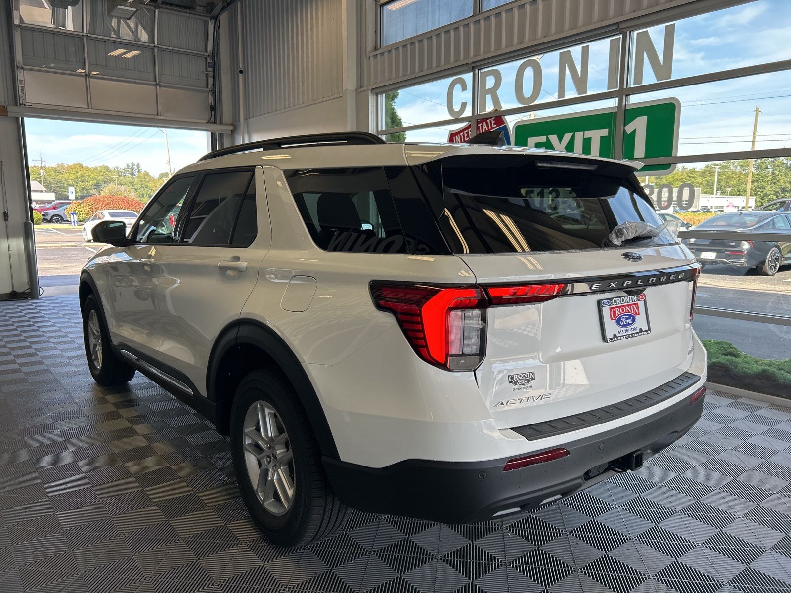 2025 Ford Explorer photo 3