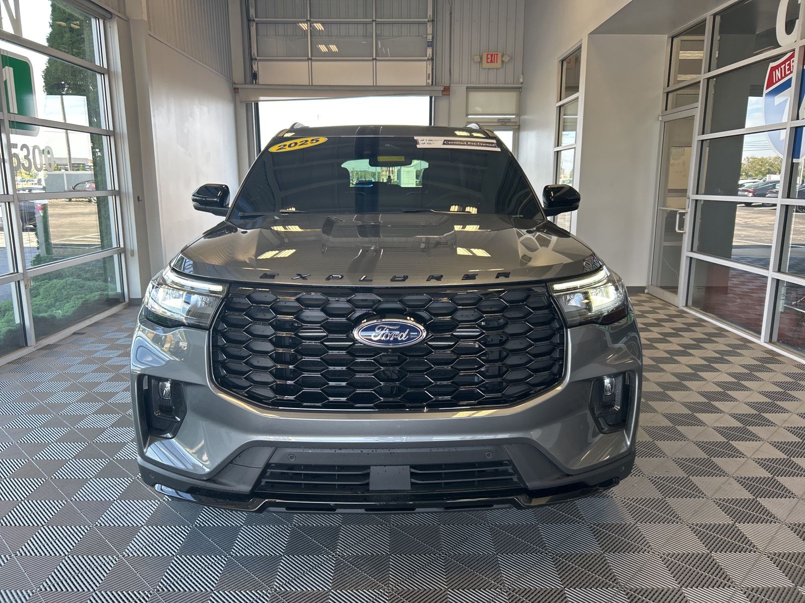 2025 Ford Explorer ST-Line photo 2