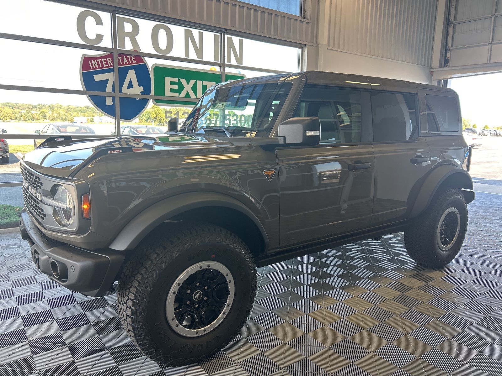 2025 Ford Bronco Badlands photo 2