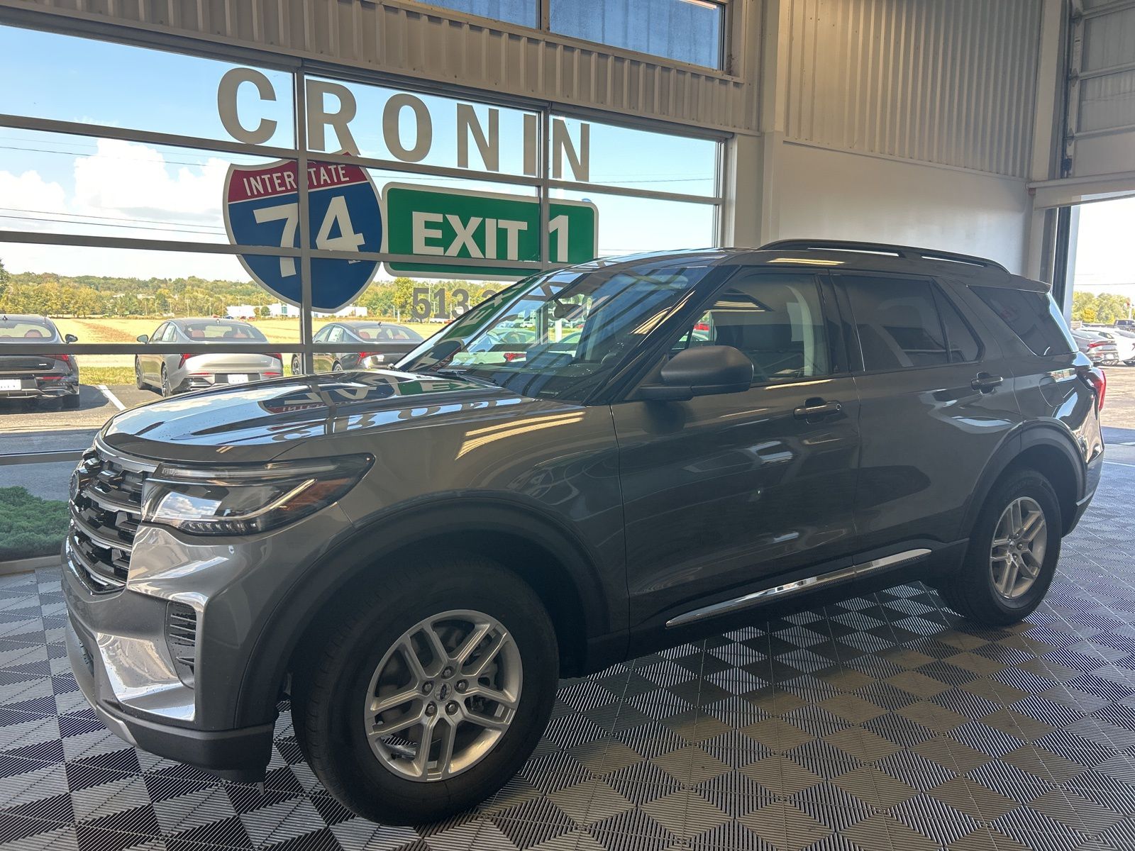 2025 Ford Explorer photo 2