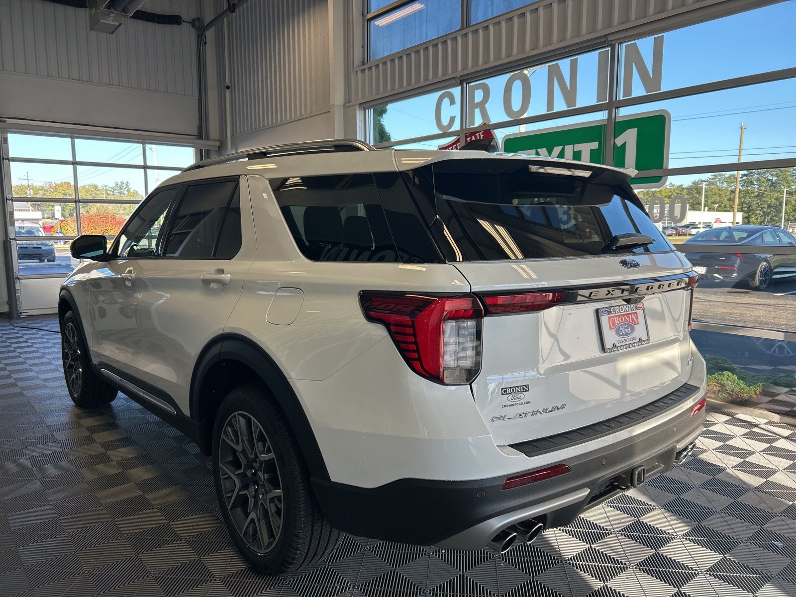 2025 Ford Explorer Platinum photo 3