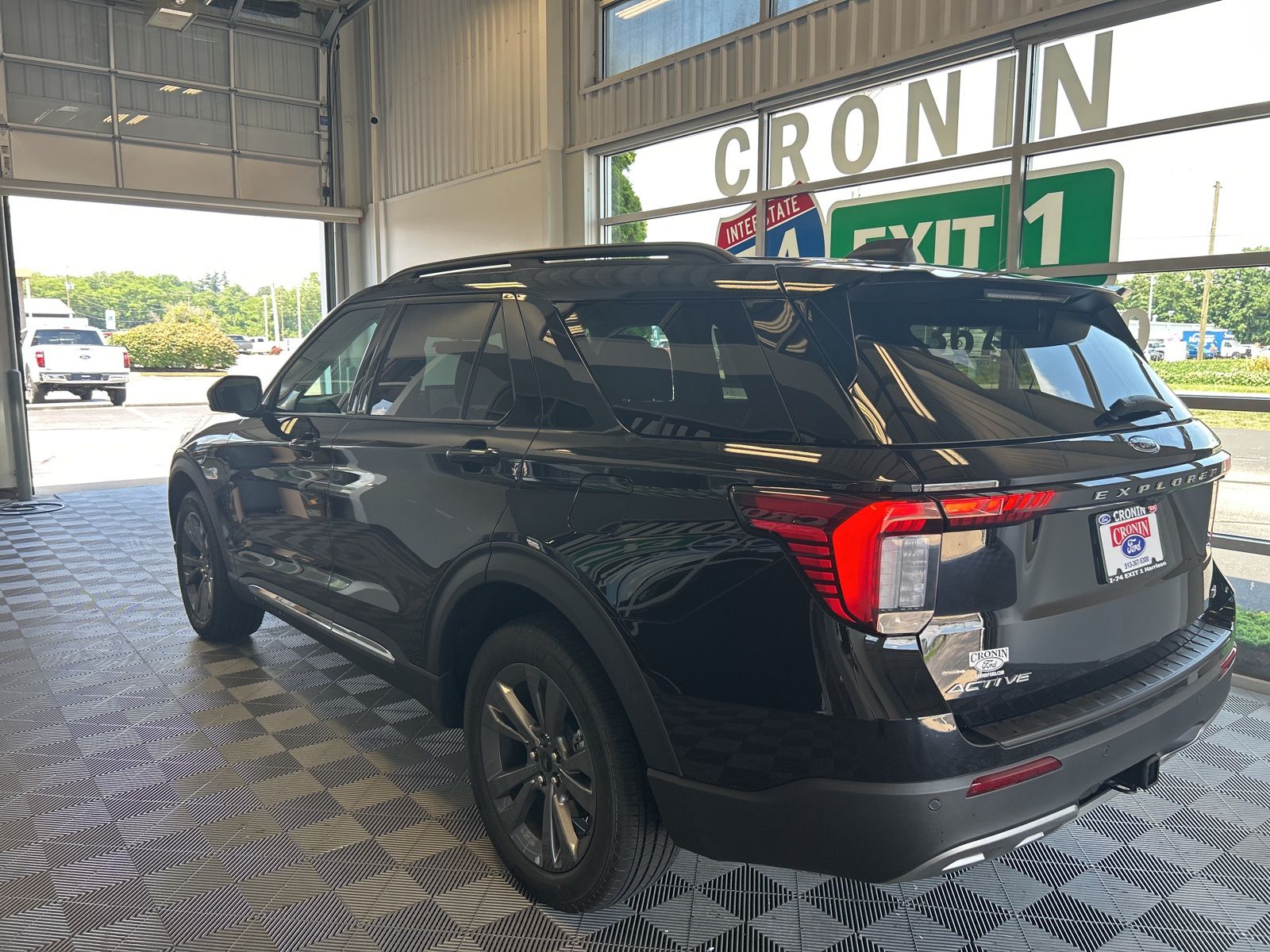 2025 Ford Explorer photo 4