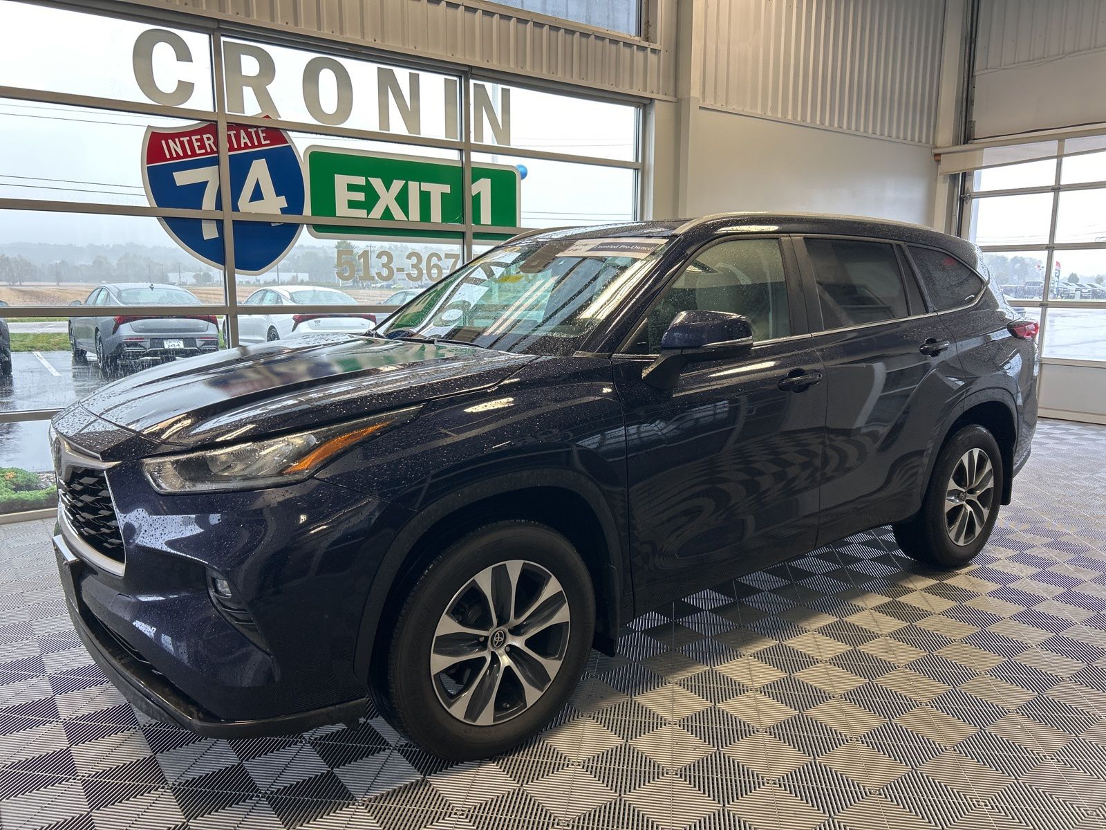 2023 Toyota Highlander XLE photo 2