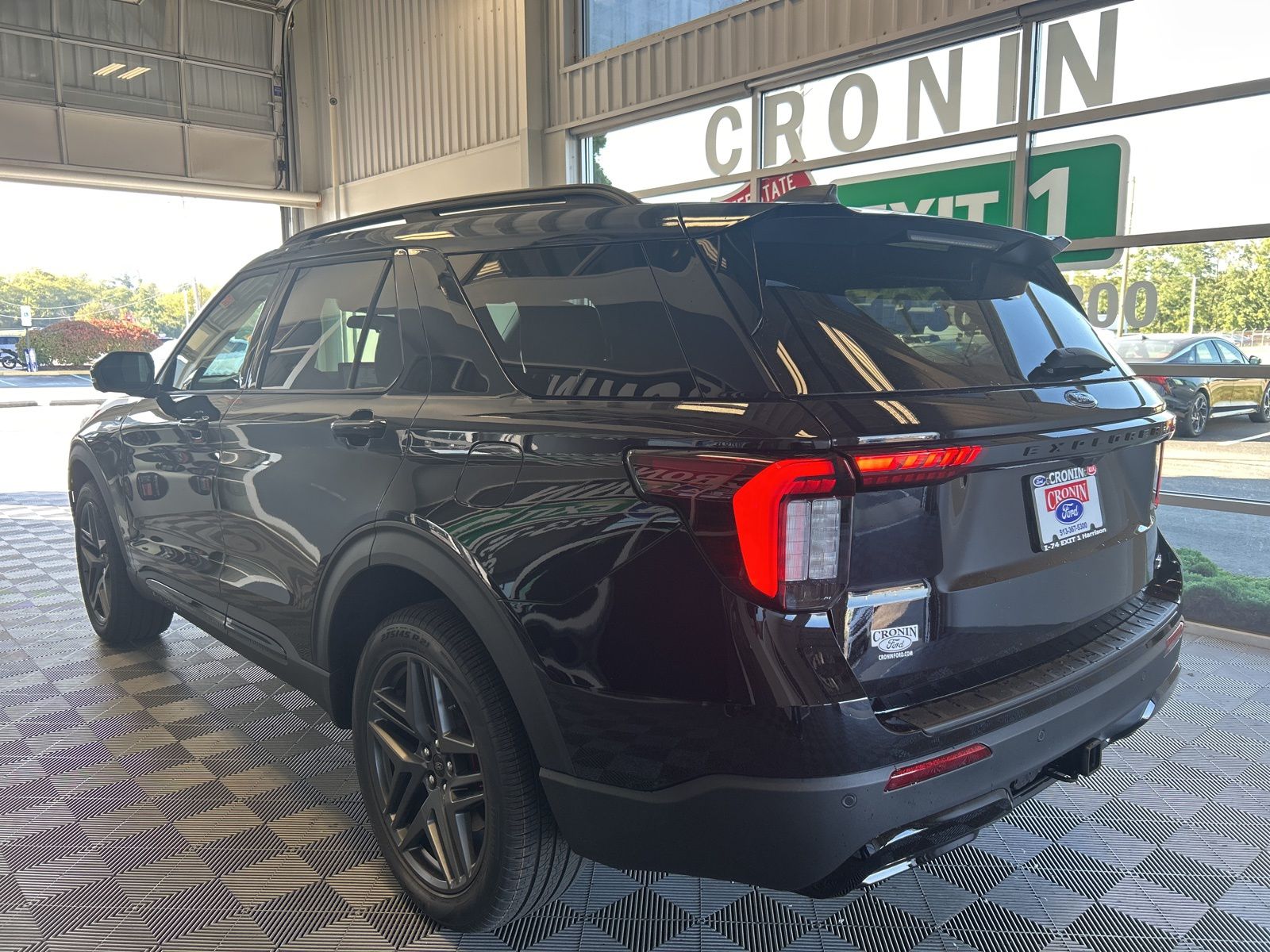 2025 Ford Explorer ST-Line photo 4