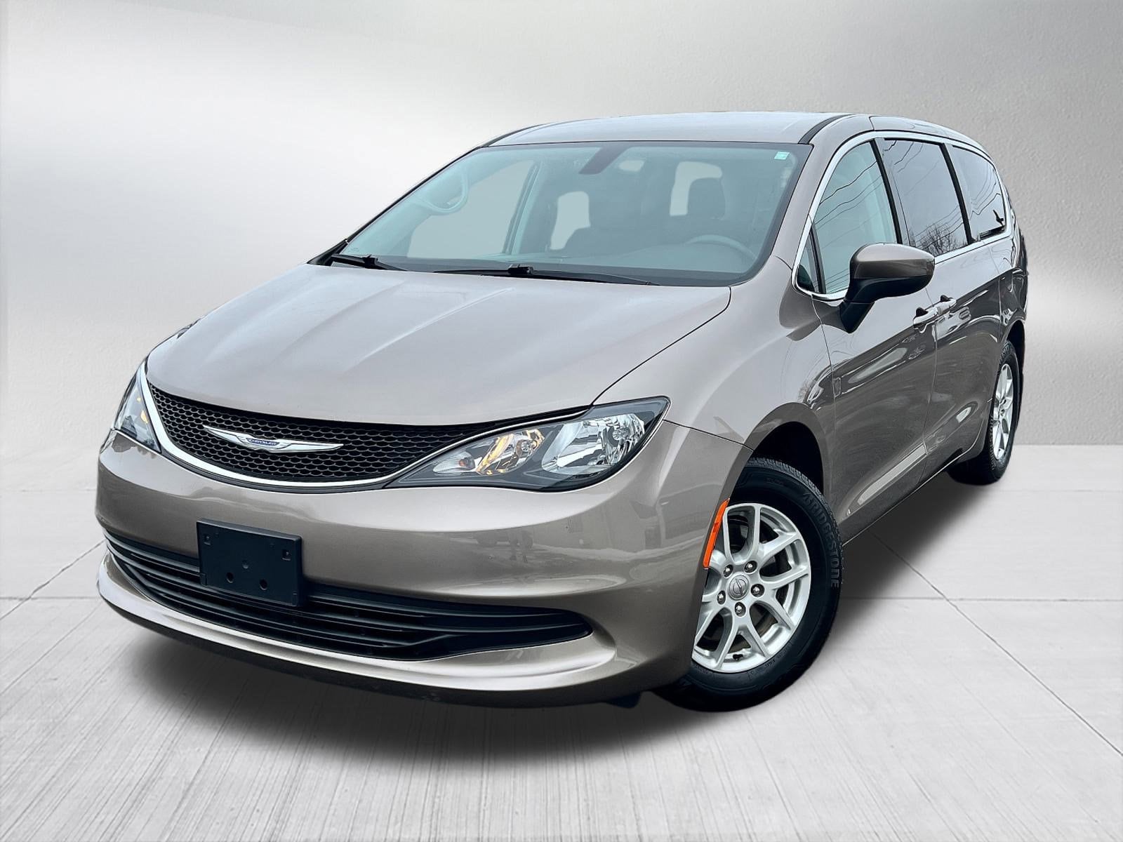 2017 Chrysler Pacifica Touring's photo