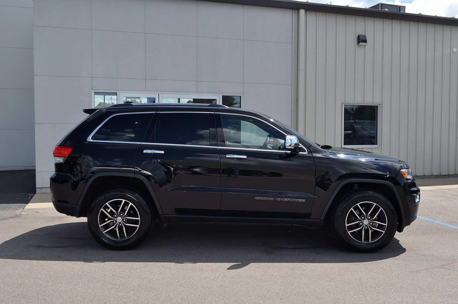 Used 2017 Jeep Grand Cherokee Limited with VIN 1C4RJFBG8HC862880 for sale in Hillsdale, MI