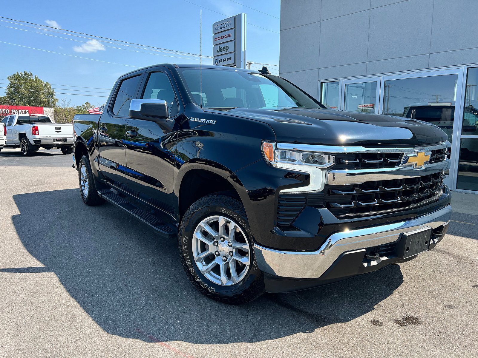 Used 2022 Chevrolet Silverado 1500 LT with VIN 1GCUDDED5NZ573052 for sale in Hillsdale, MI