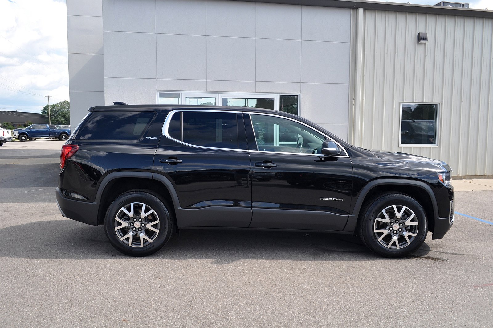 Used 2020 GMC Acadia SLE with VIN 1GKKNKLA0LZ192972 for sale in Hillsdale, MI