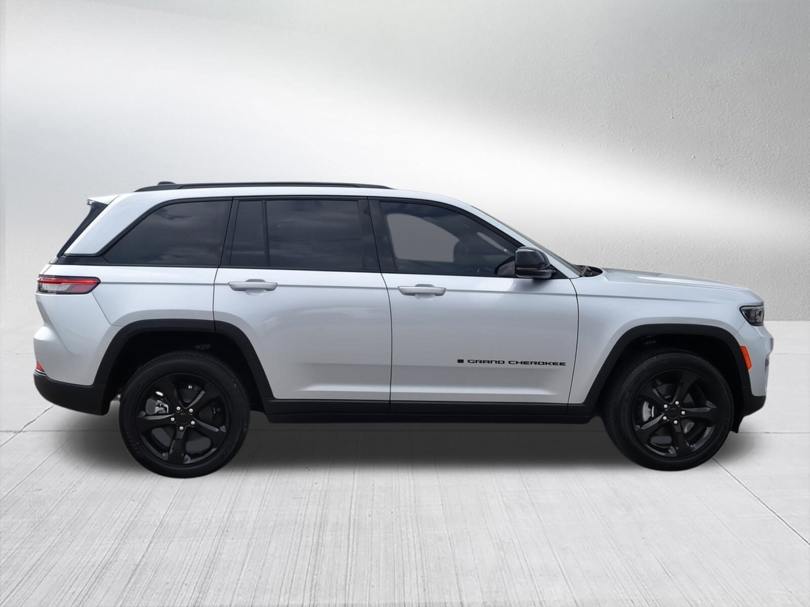 2023 Jeep Grand Cherokee Altitude X photo 2