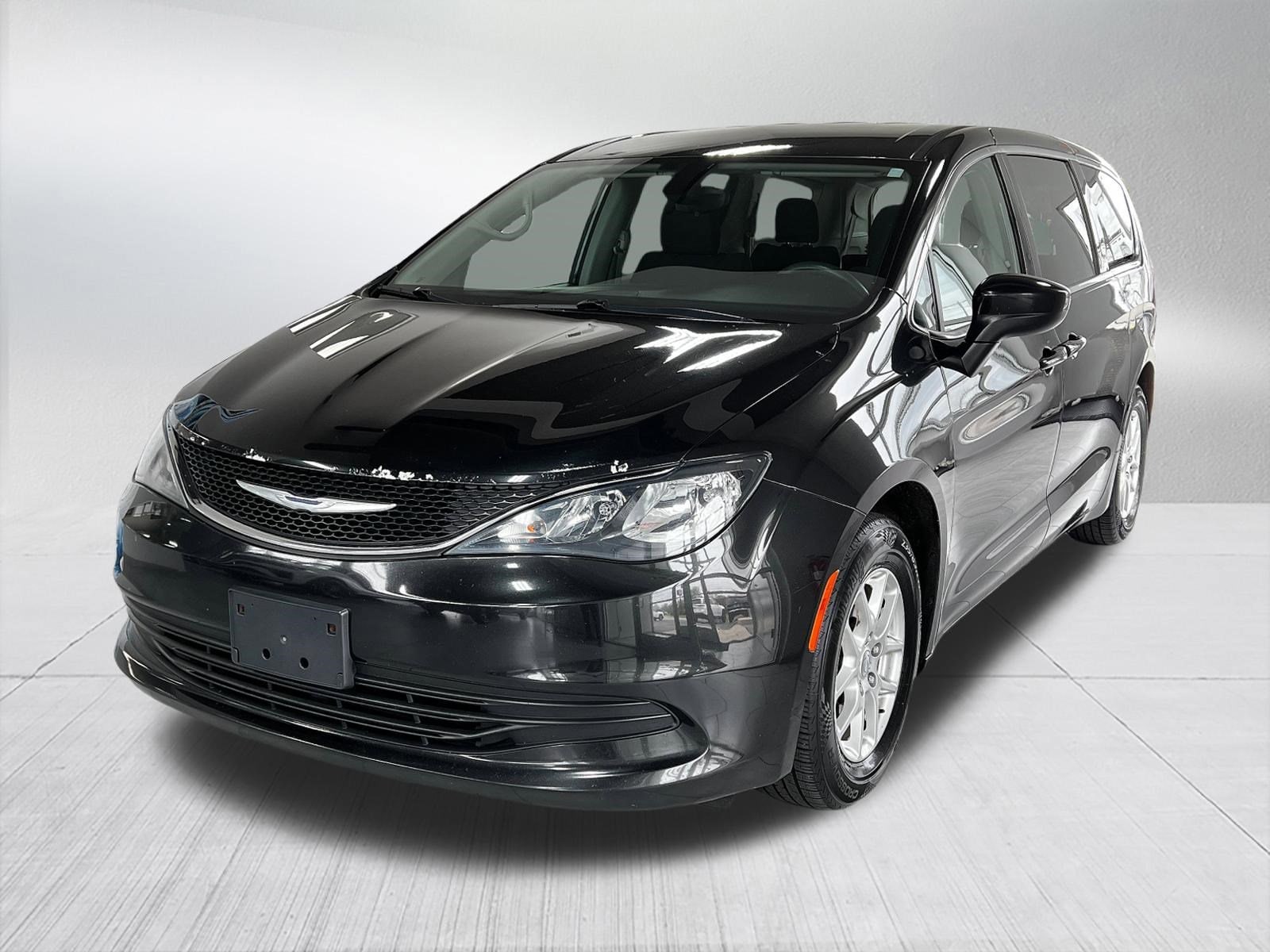 2017 Chrysler Pacifica Touring's photo