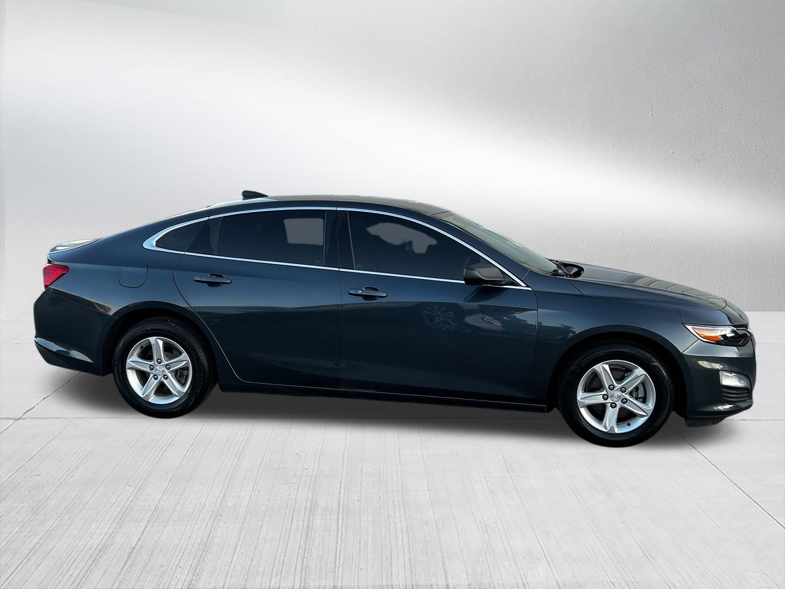 2021 Chevrolet Malibu LS photo 3