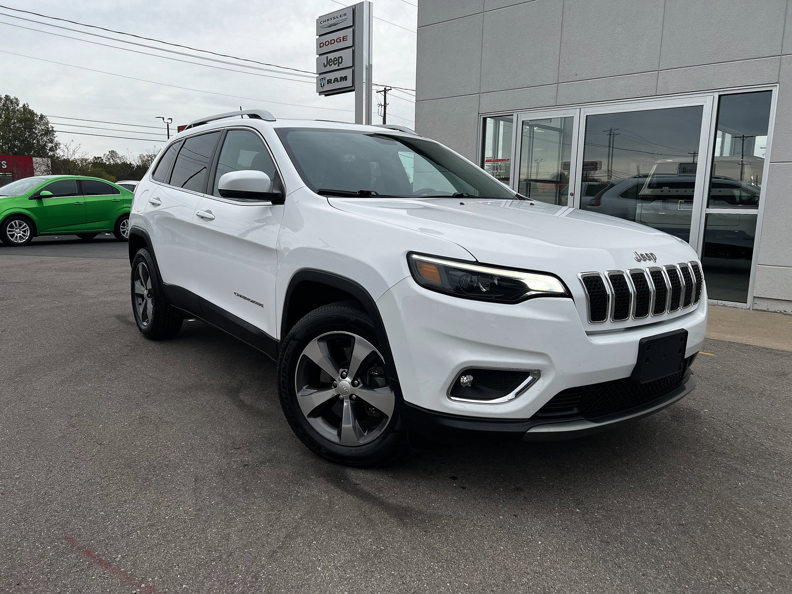 Used 2019 Jeep Cherokee Limited with VIN 1C4PJMDN5KD117402 for sale in Hillsdale, MI