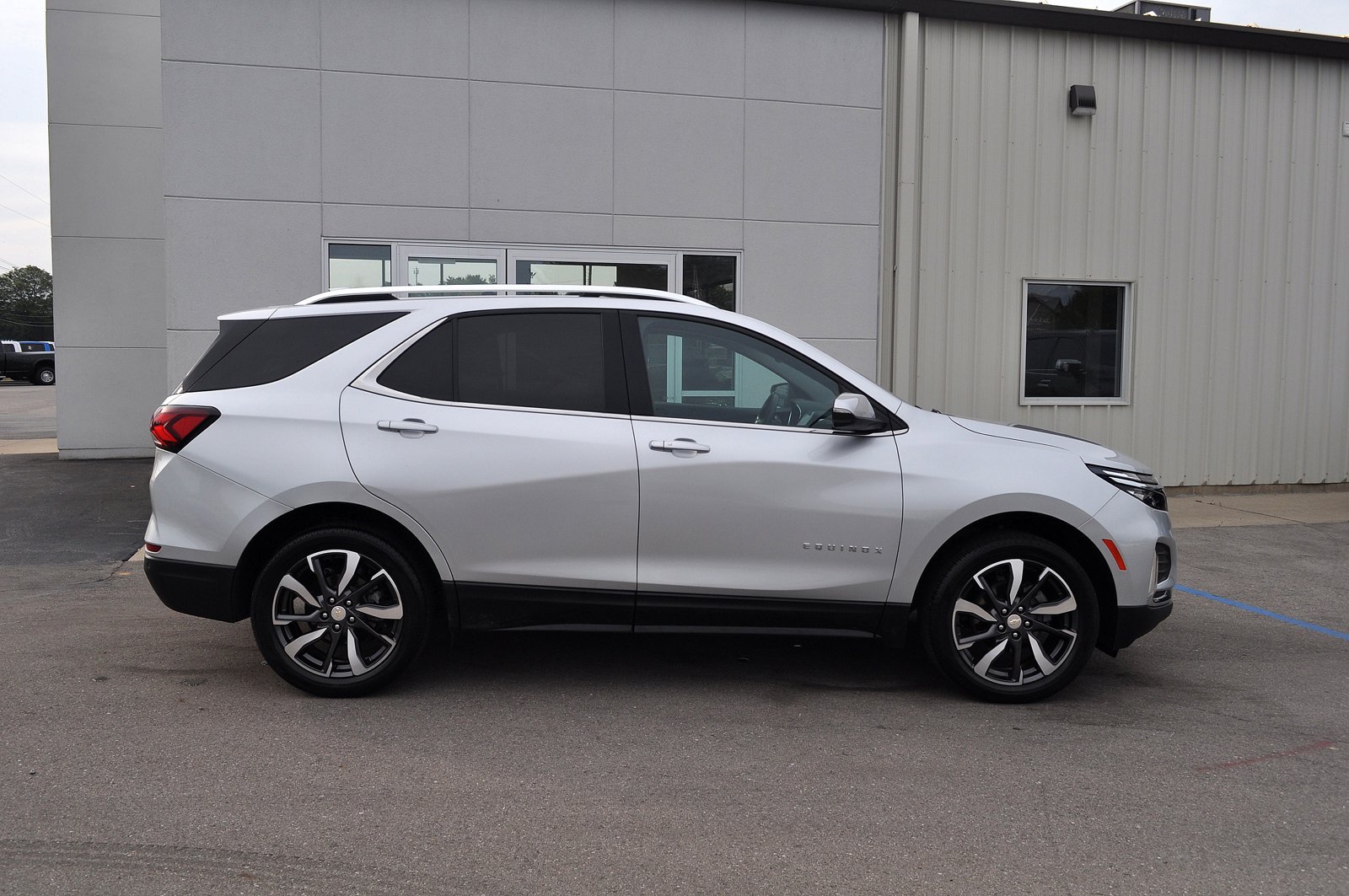 Used 2022 Chevrolet Equinox Premier with VIN 3GNAXXEV0NS106937 for sale in Hillsdale, MI