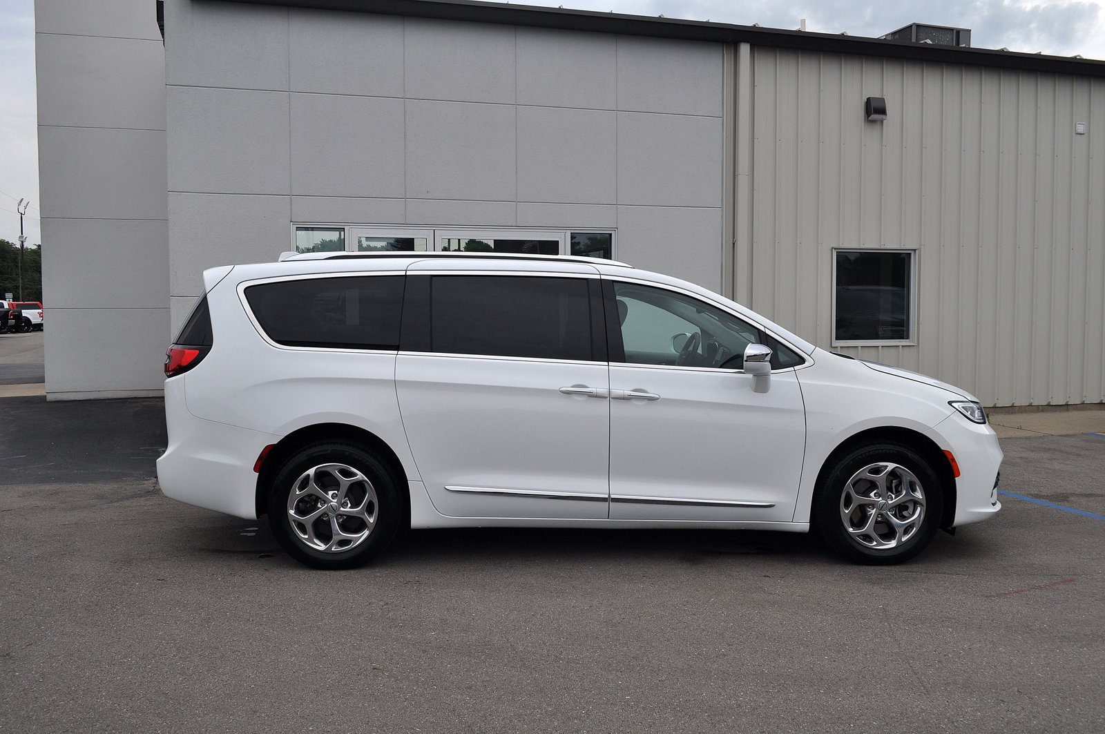 Used 2021 Chrysler Pacifica Limited with VIN 2C4RC3GG6MR518483 for sale in Hillsdale, MI