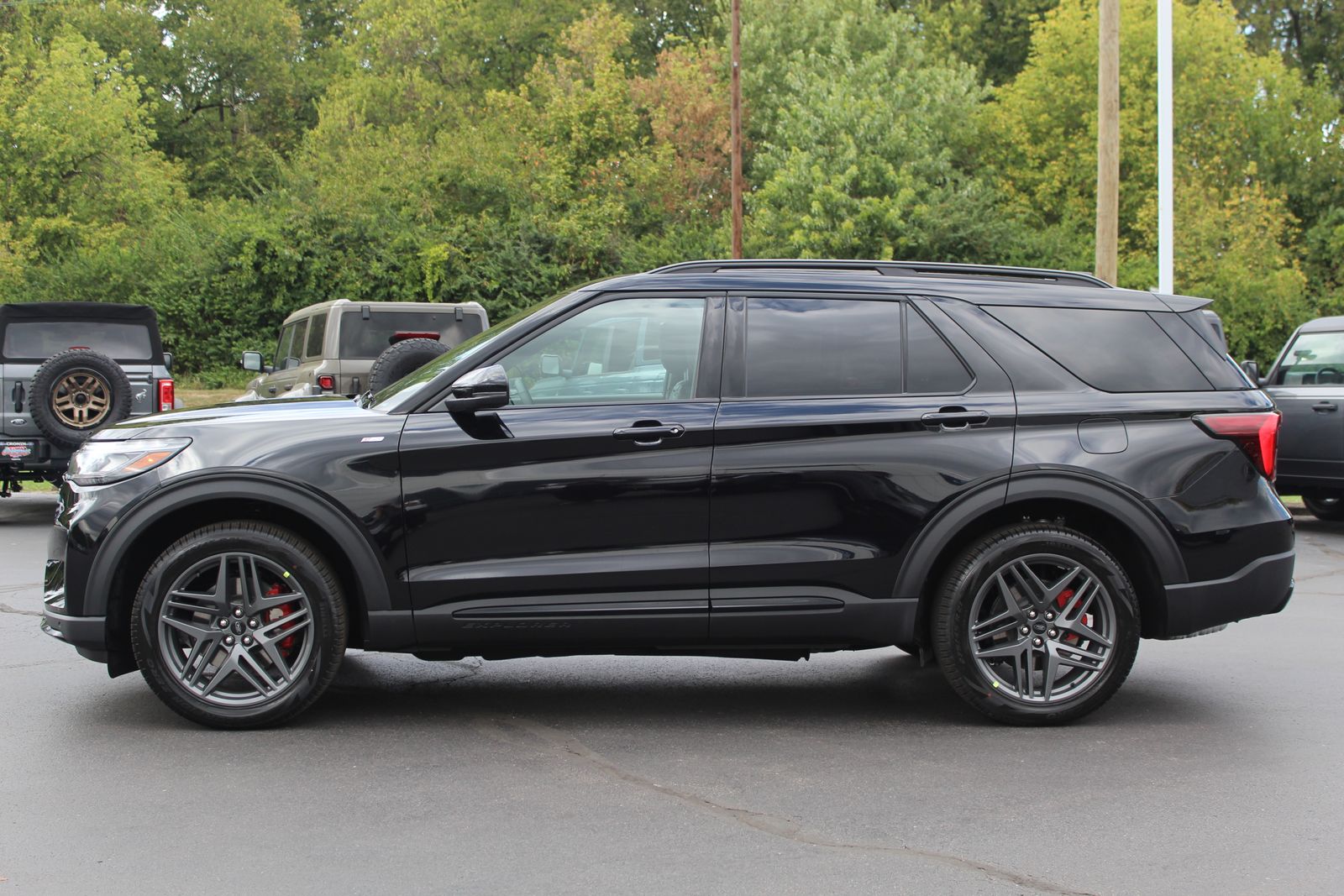 2025 Ford Explorer ST-Line photo 2
