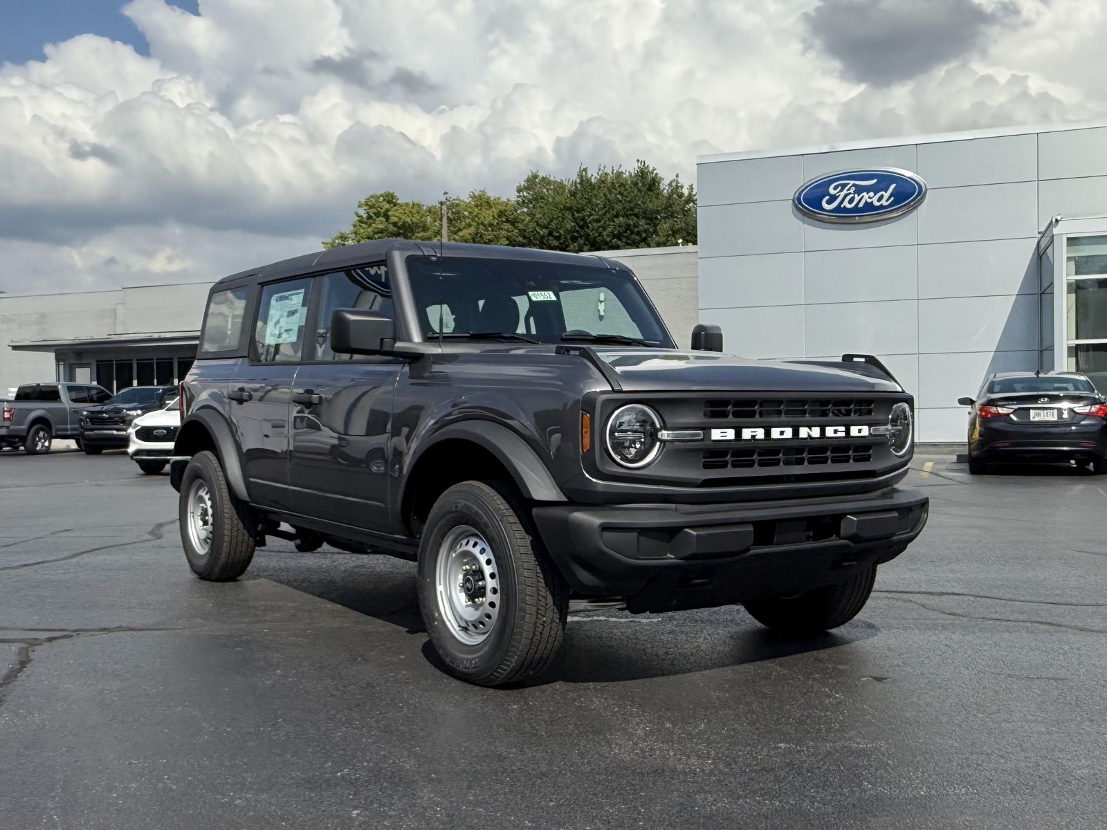 2025 Ford Bronco Base photo 3