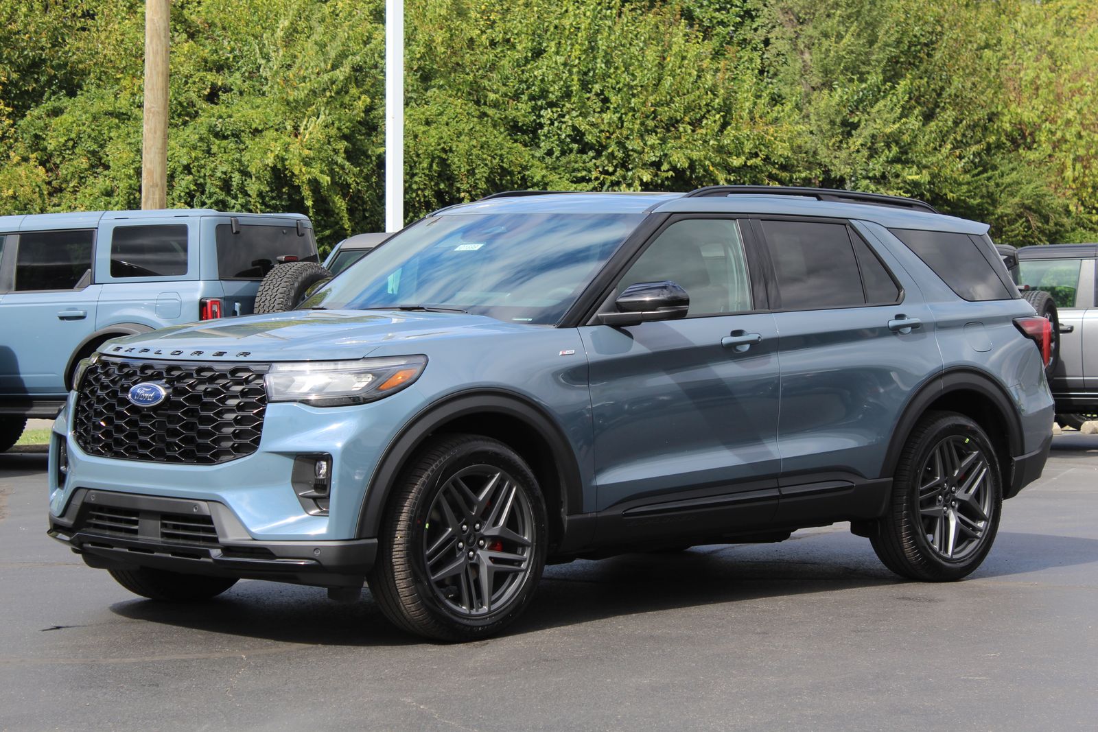 2025 Ford Explorer ST-Line photo 3