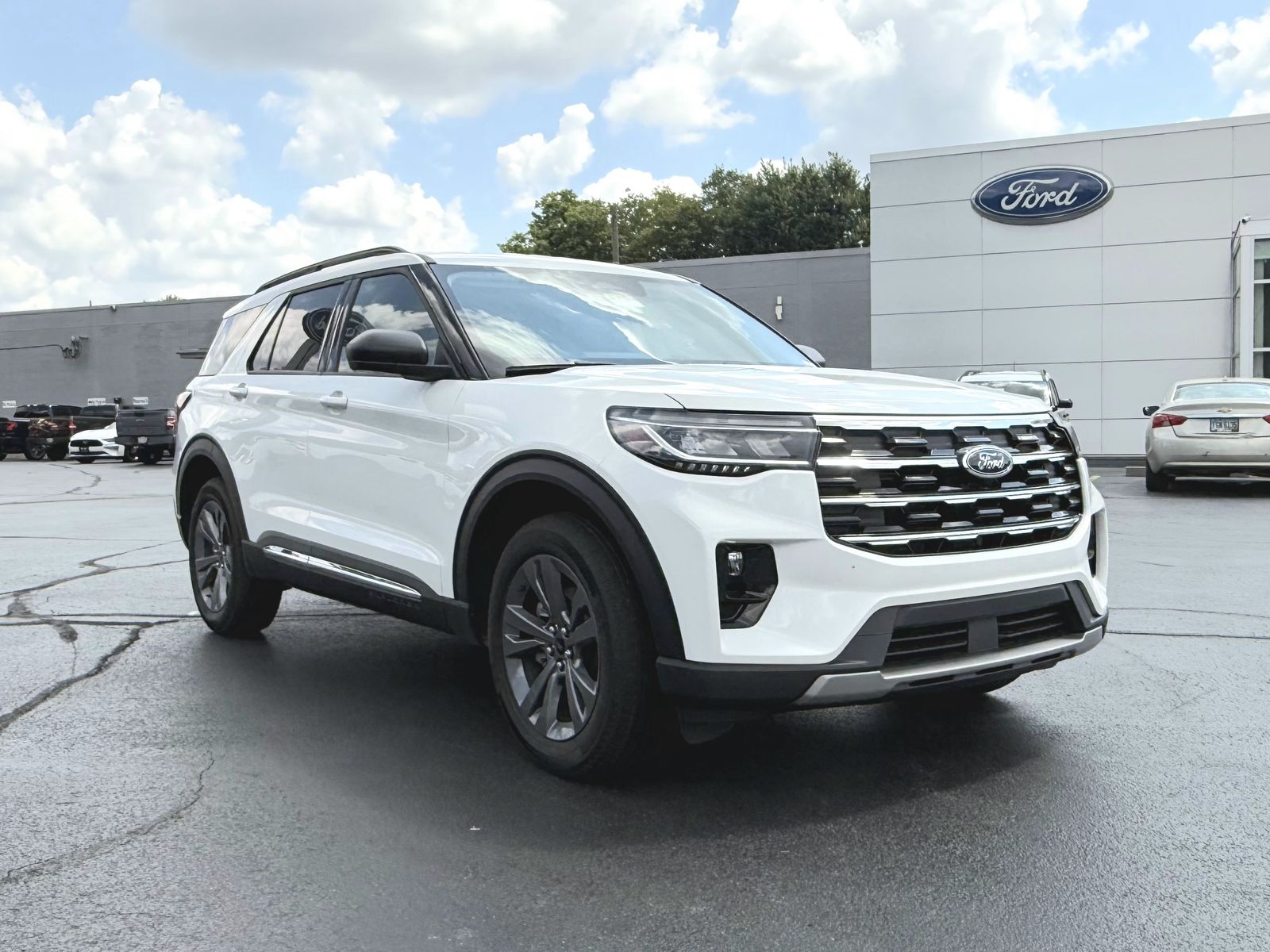 2025 Ford Explorer photo 2