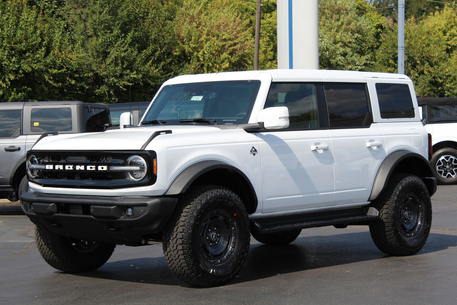 2025 Ford Bronco Outer Banks photo 3