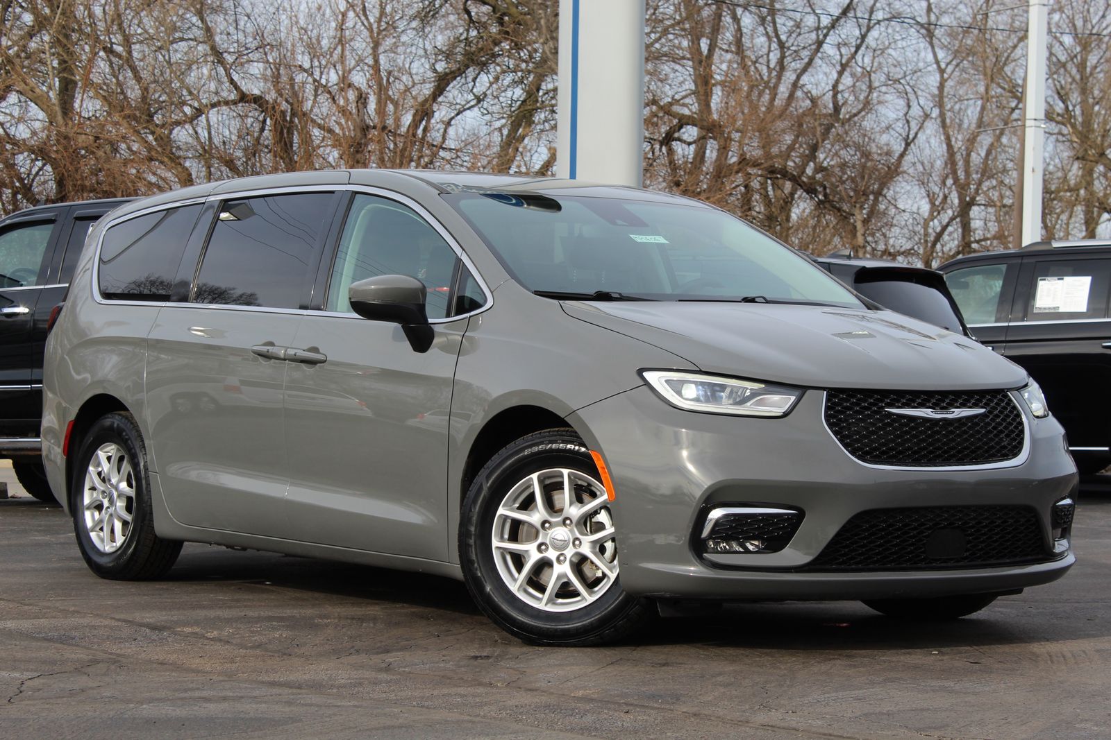 2023 Chrysler Pacifica Touring L's photo