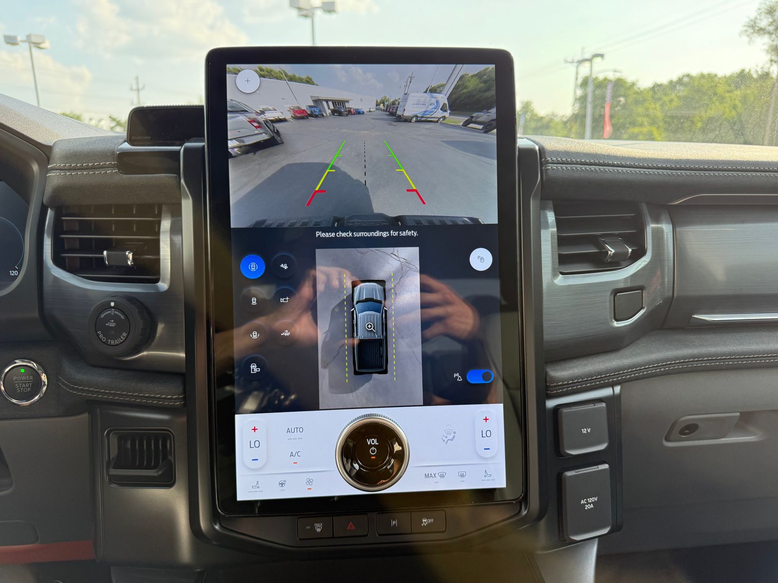 2025 Ford F-150 Lightning Flash - Photo 12