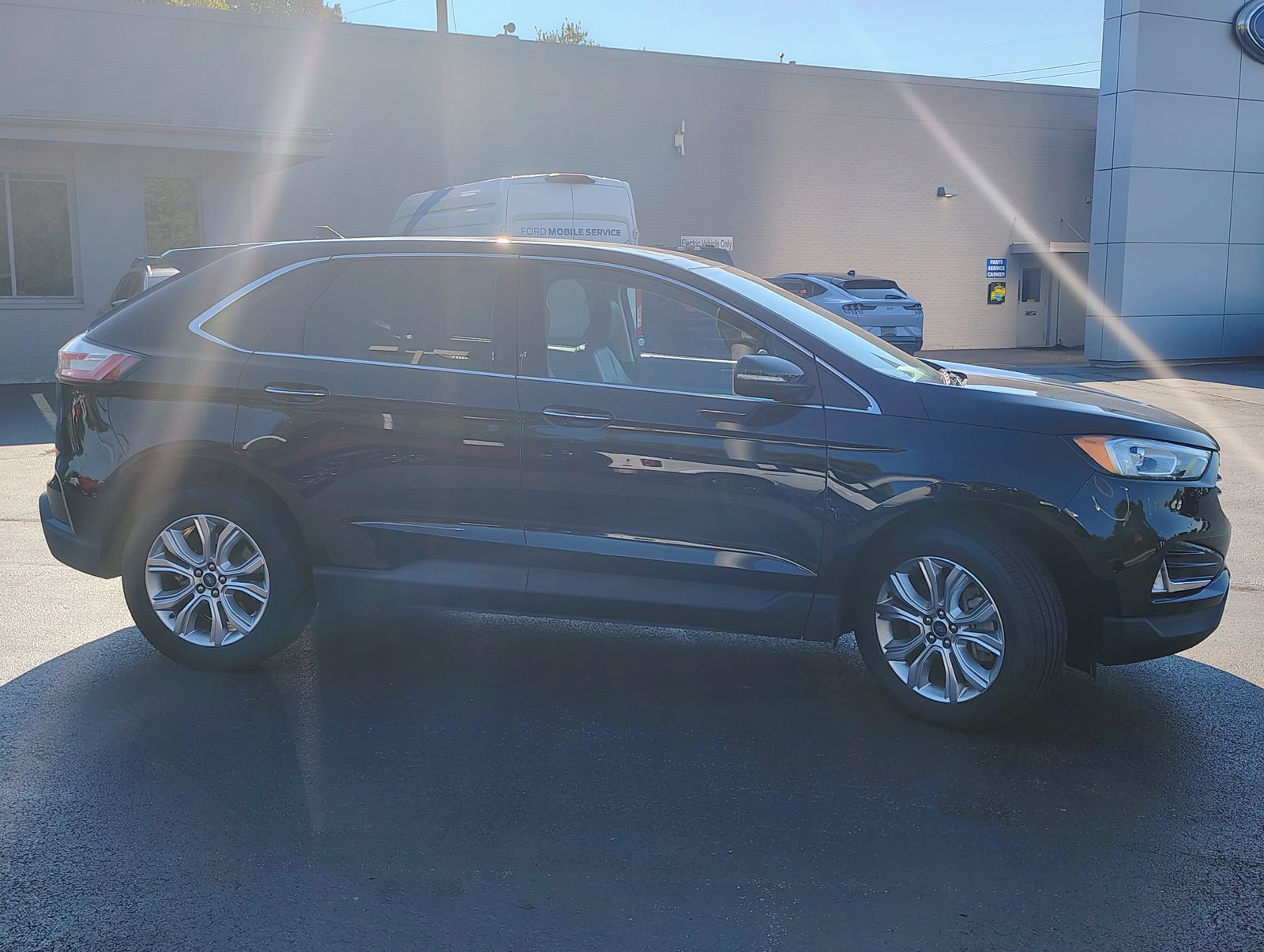 2022 Ford Edge Titanium photo 3