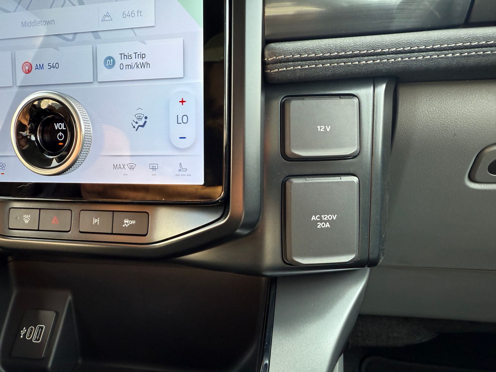 2025 Ford F-150 Lightning Flash - Photo 14