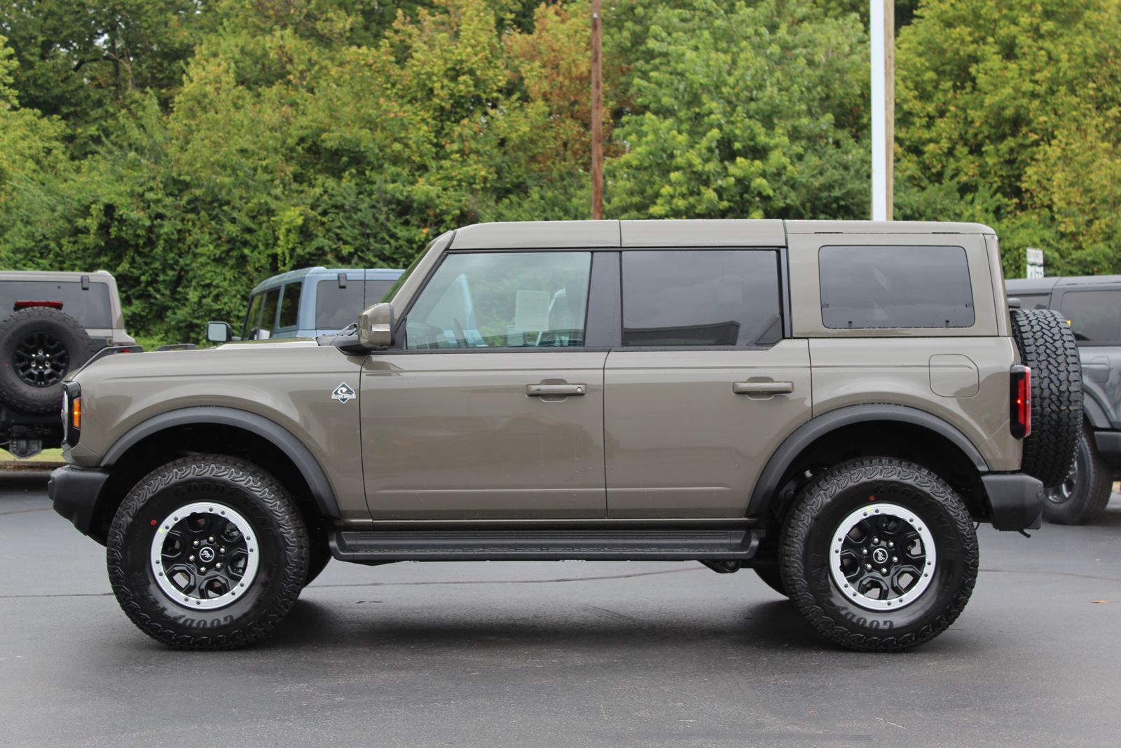 2025 Ford Bronco Outer Banks photo 3