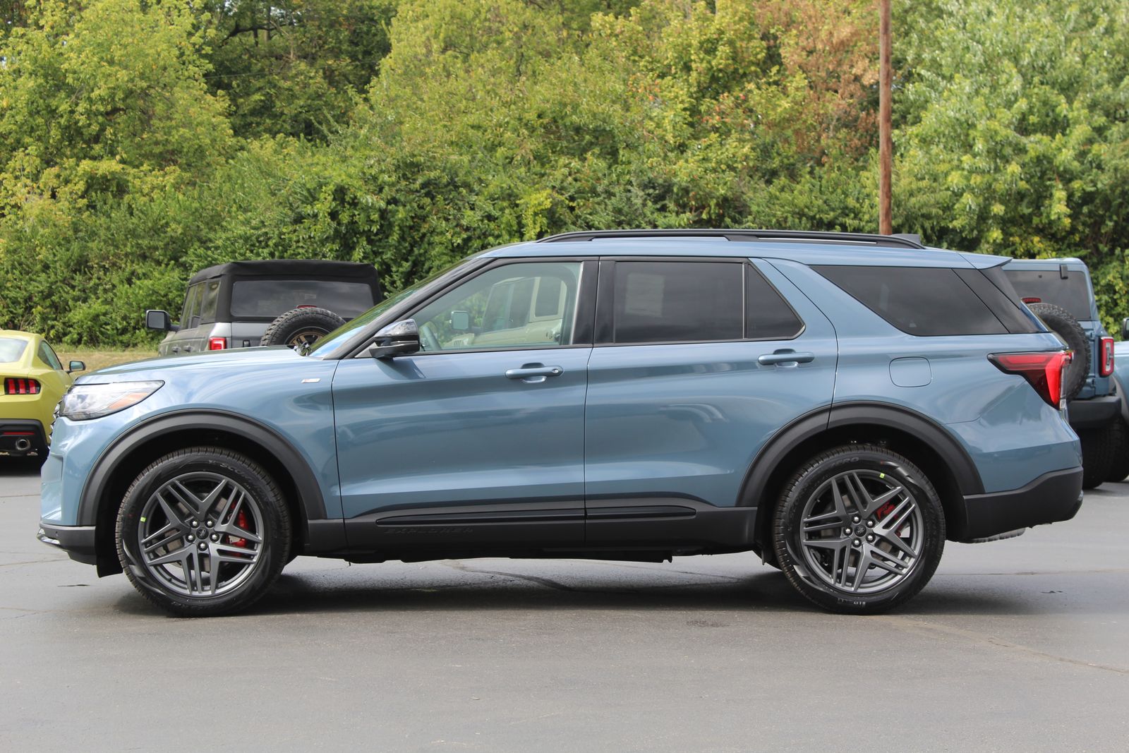 2025 Ford Explorer ST-Line photo 4