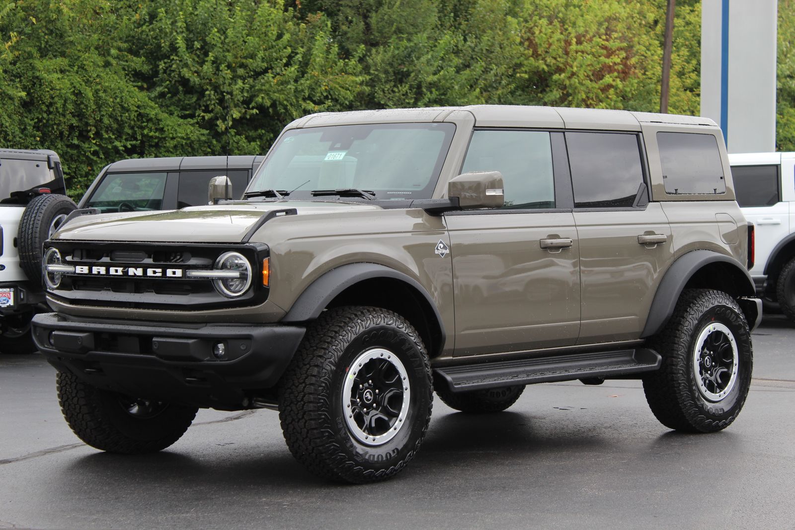 2025 Ford Bronco Outer Banks photo 3