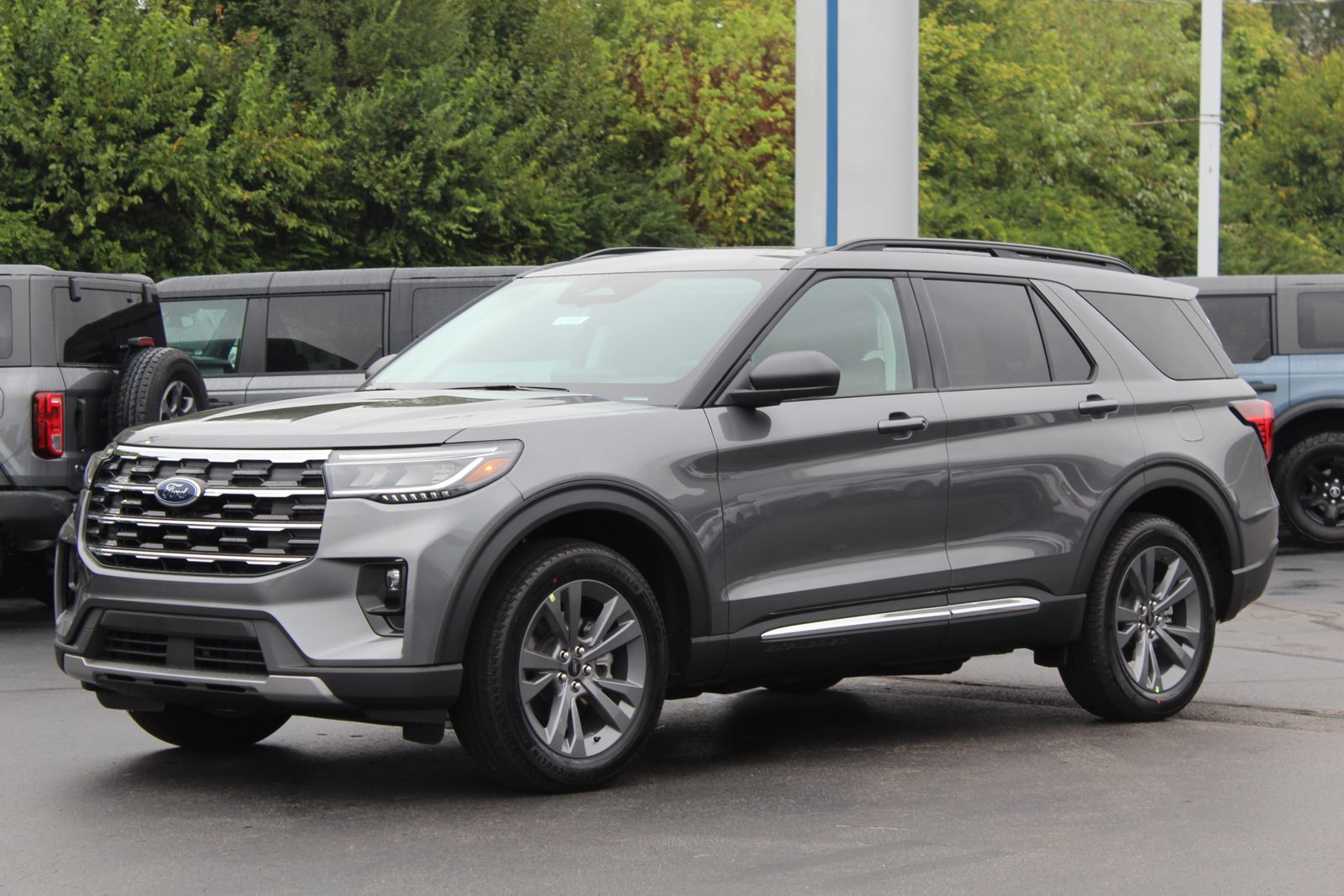 2025 Ford Explorer photo 3