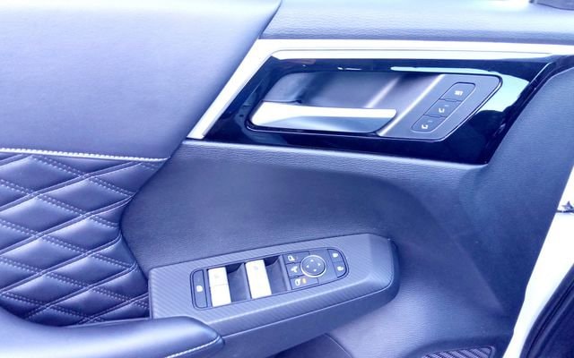 2023 Mitsubishi Outlander Plug-In Hybrid SEL - Photo 11