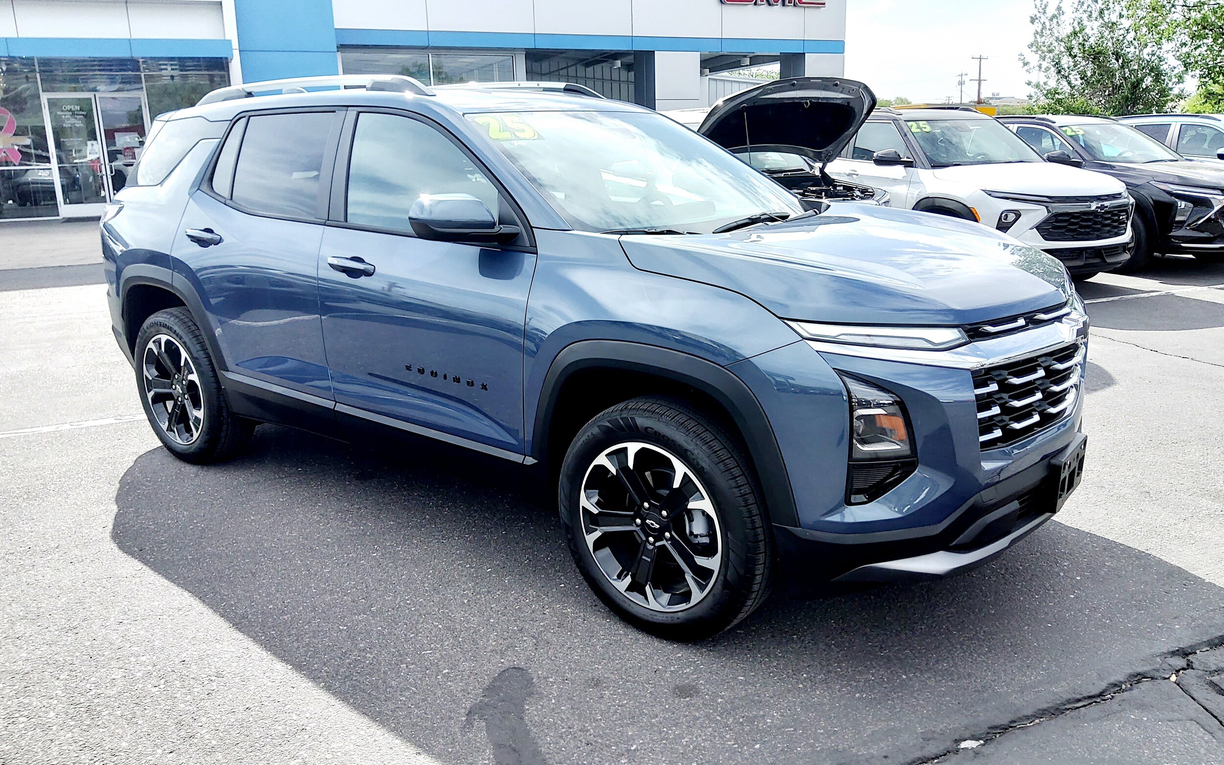 2025 Chevrolet Equinox LT photo 3