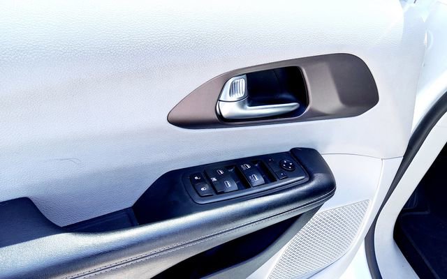 2021 Chrysler Voyager LXI - Photo 14