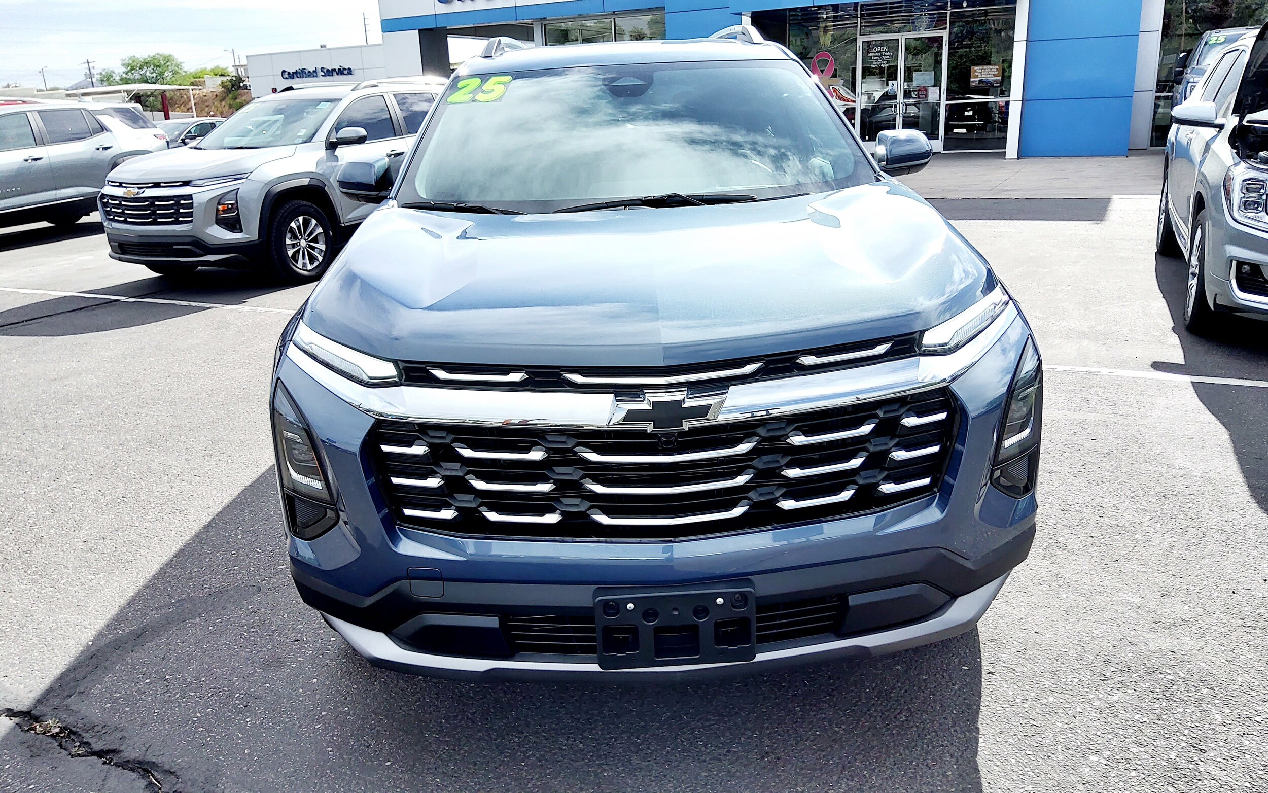 2025 Chevrolet Equinox LT photo 2