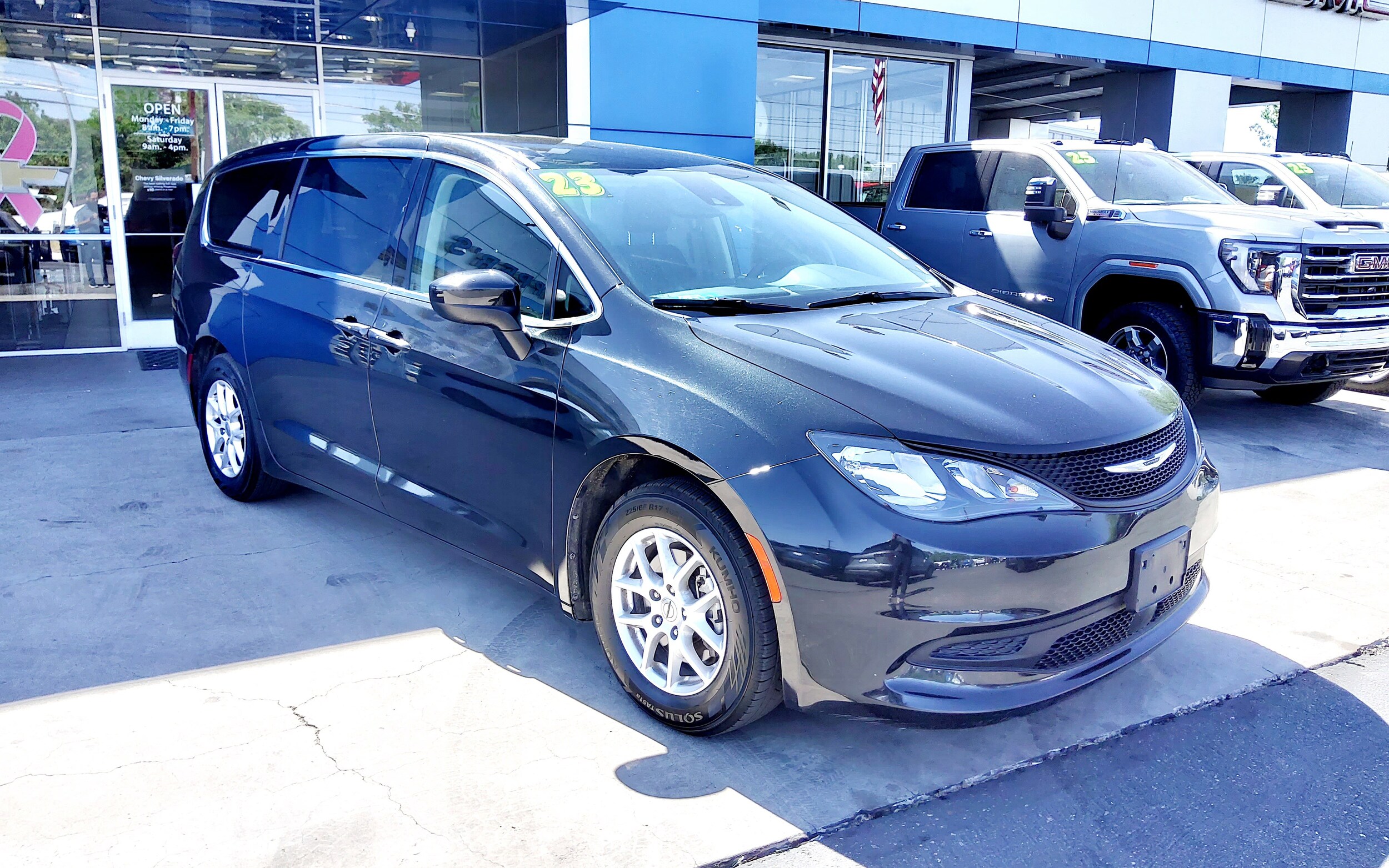 2023 Chrysler Voyager LX photo 3