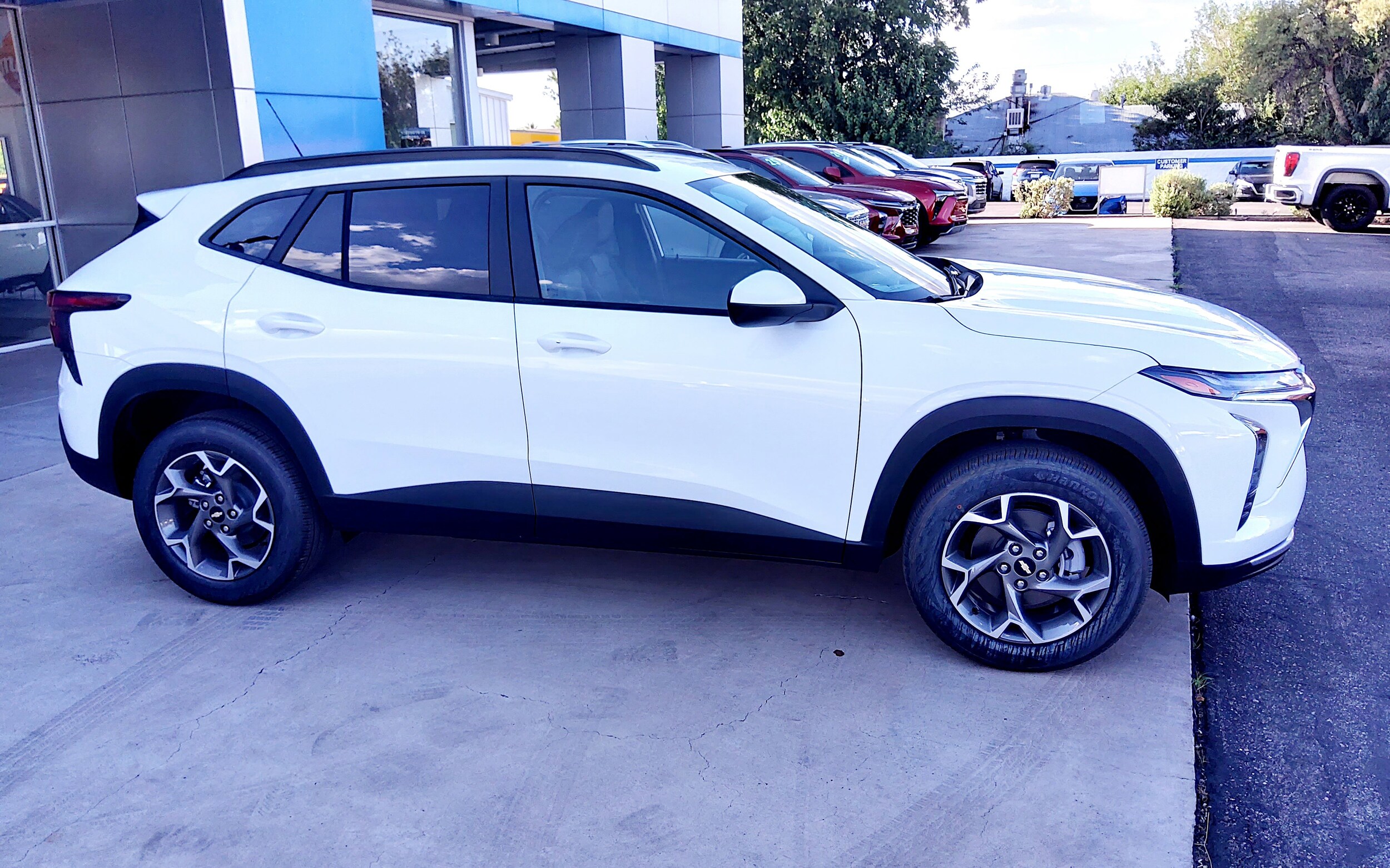 2025 Chevrolet Trax LT photo 4